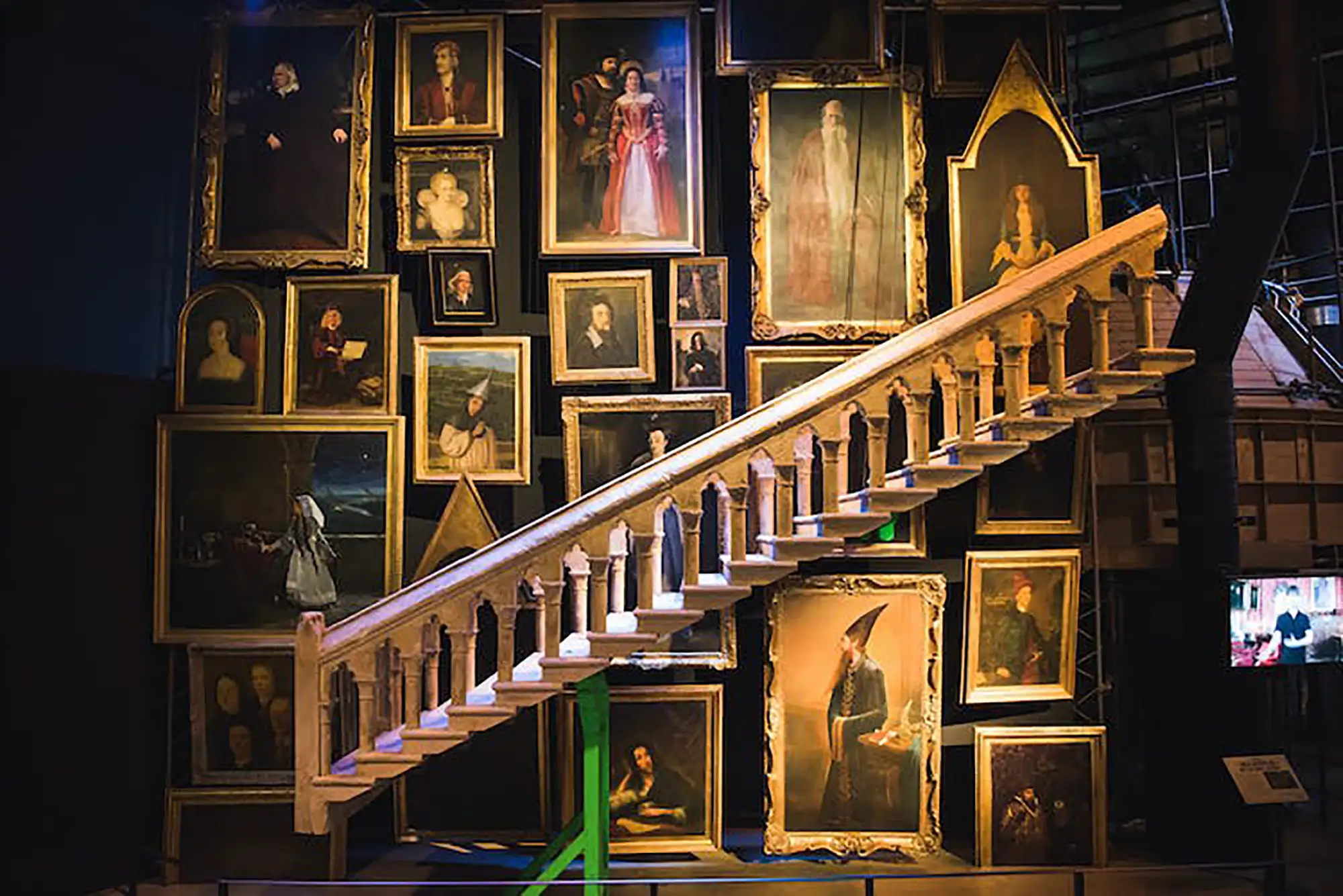 Warner Bros. Harry Potter Studios, eine weiße Treppe vor vielen Gemälden