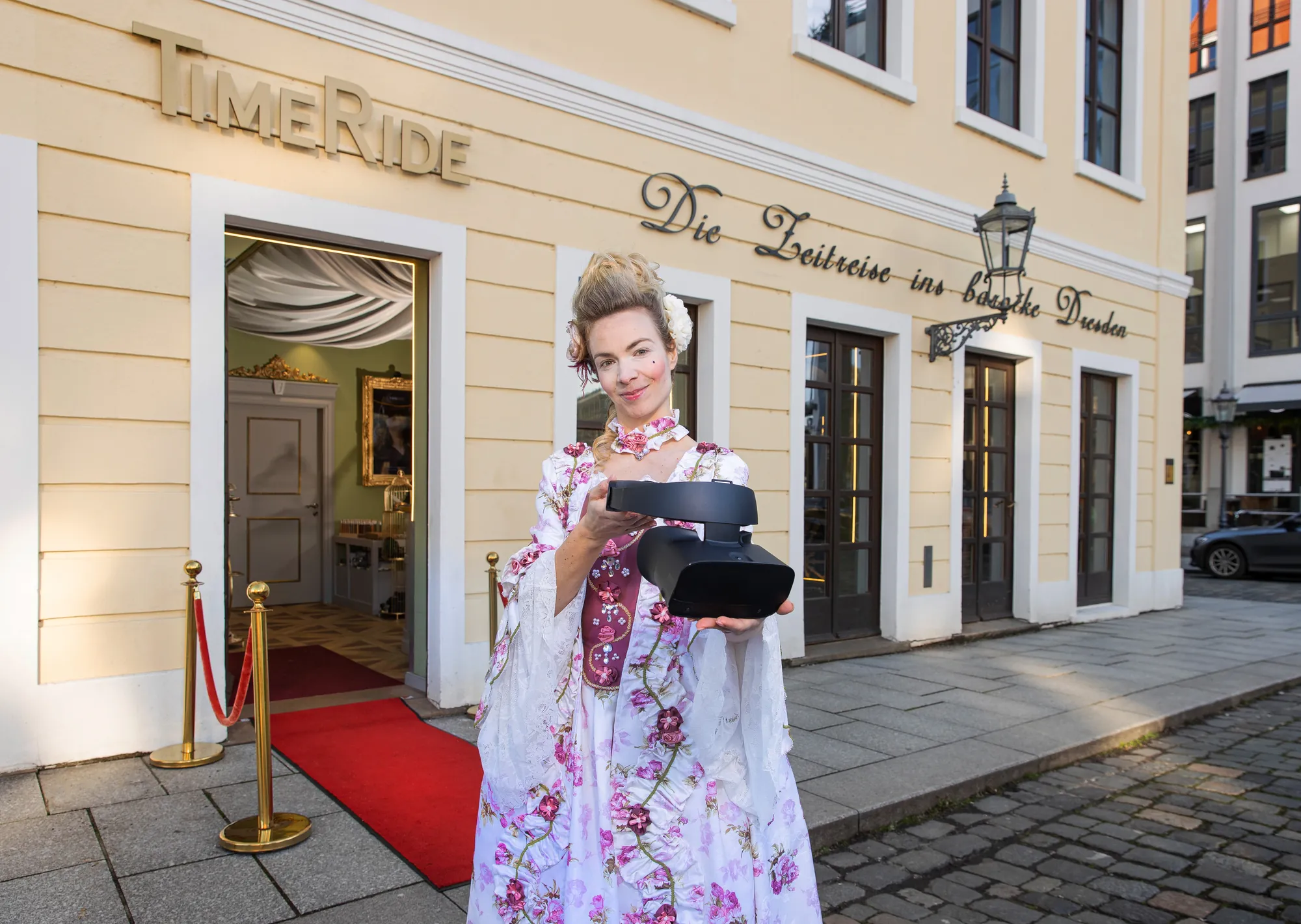 TimeRide Dresden: Barocke Dame vorm Senseum