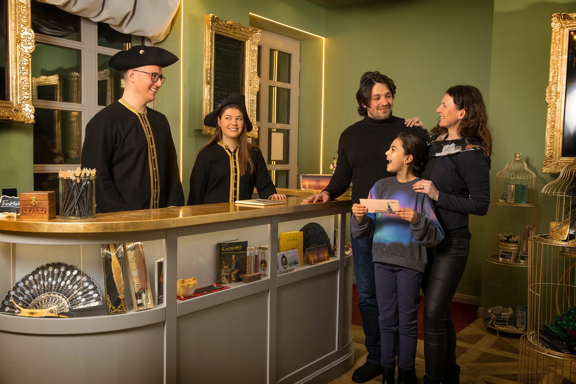TimeRide Dresden, Familie am Kassenbereich