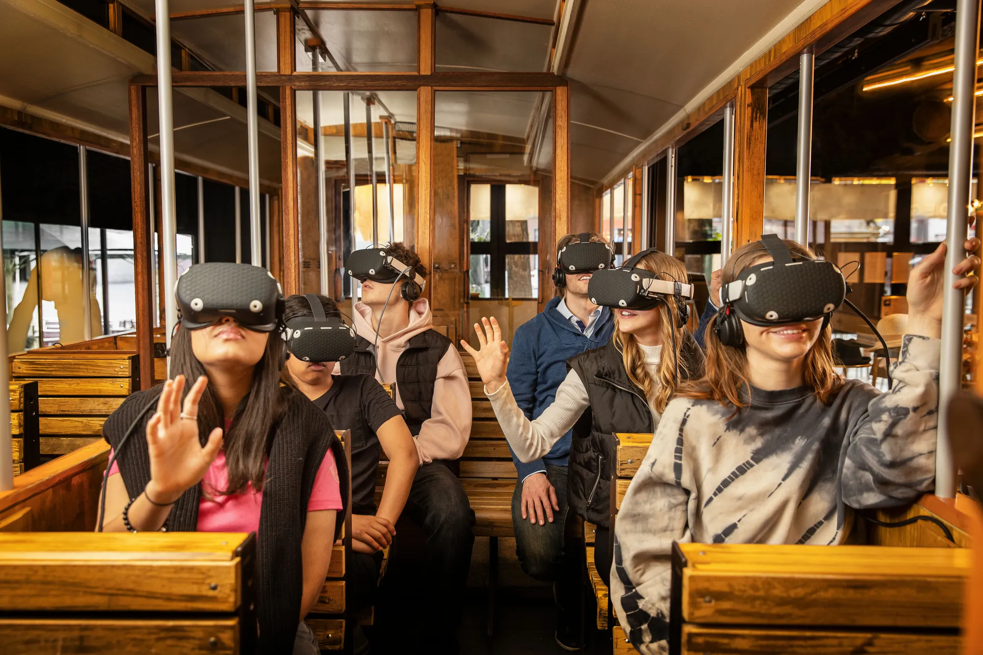 TimeRide Köln: Besucher*innen in der Straßenbahn