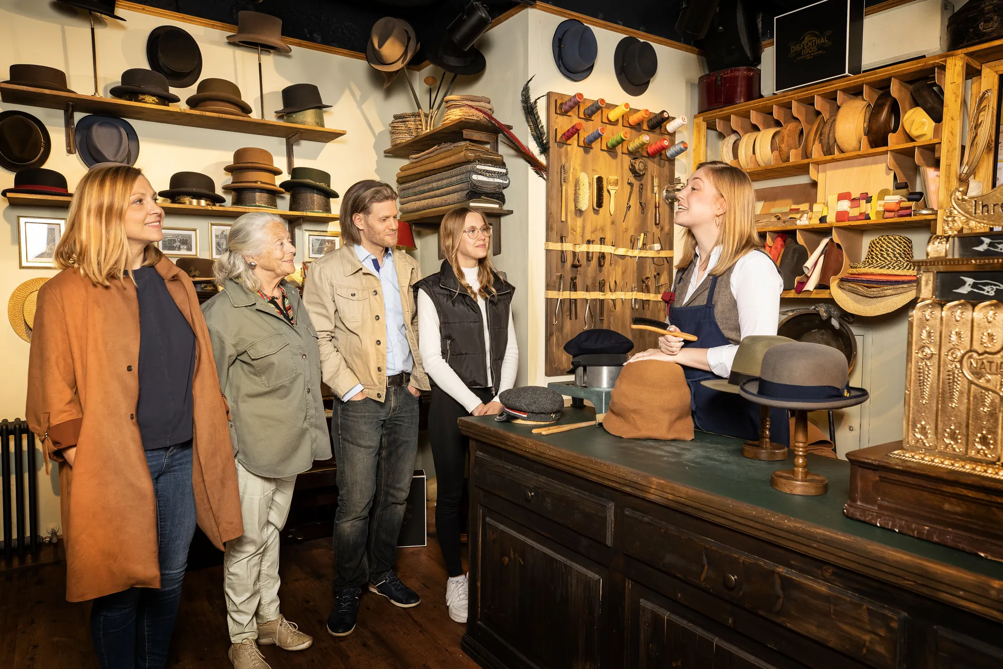 TimeRide Köln: Besucher*innen im Hutmacherladen