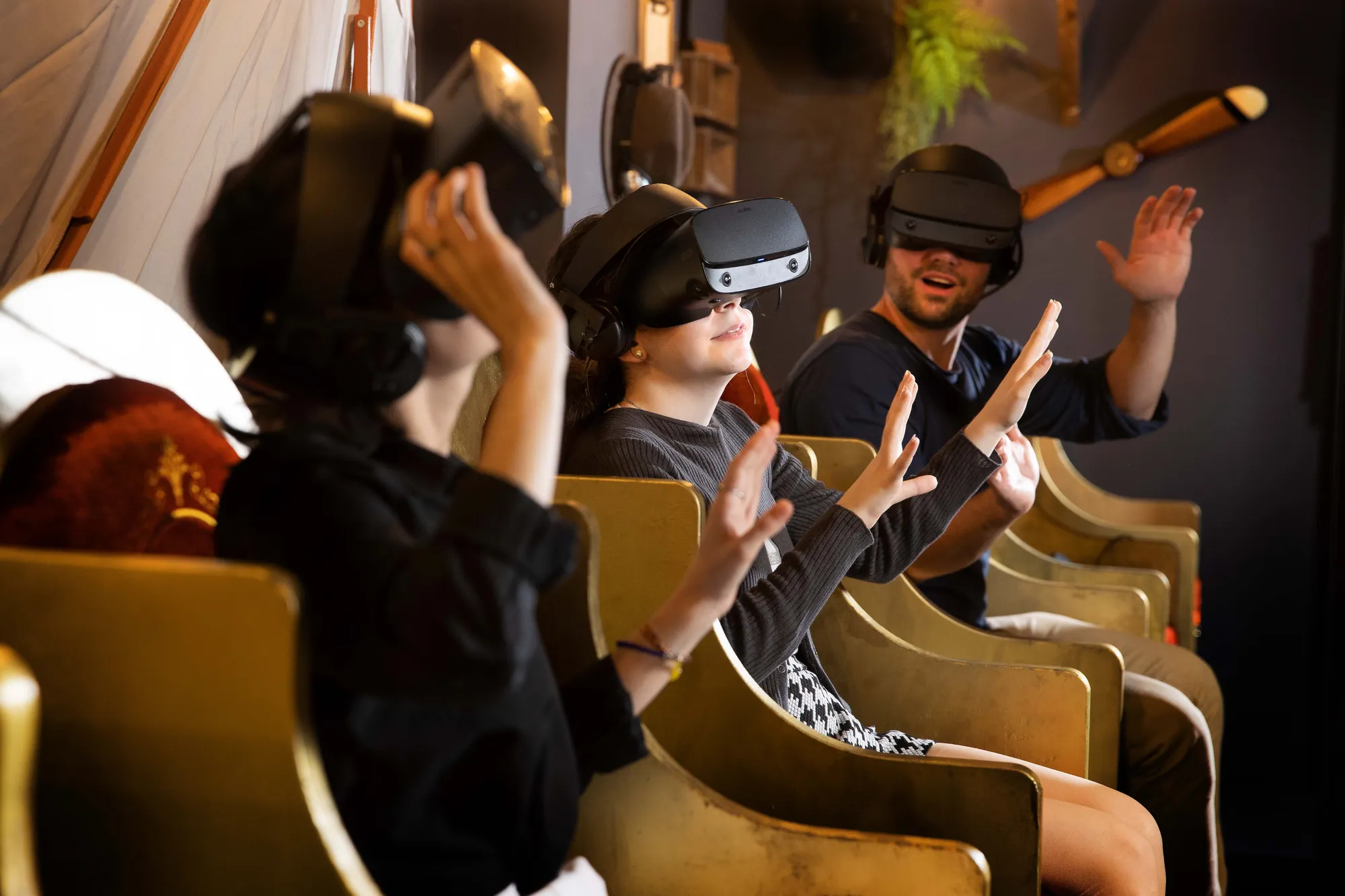 TimeRide München: Besucher*innen während der VR Erfahrung