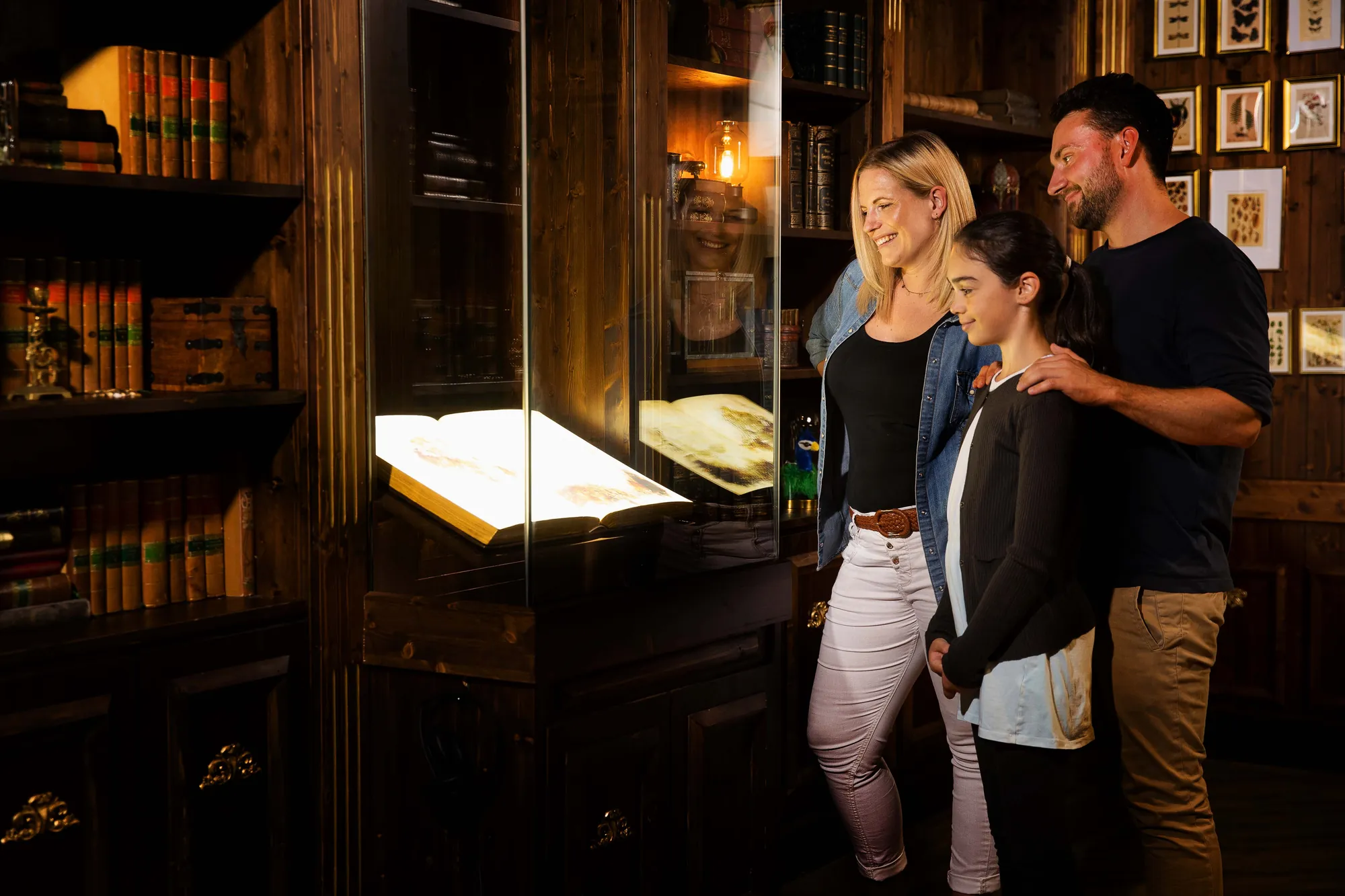 TimeRide München: Familie vor dem magischen Buch