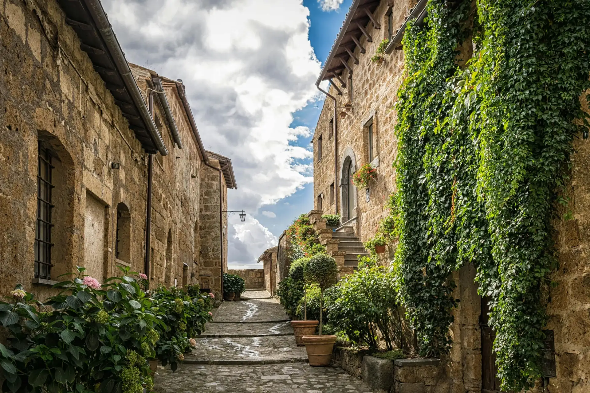Historische Architektur in der Toskana mit schönen Pflanzen und einer steinernen Straße.