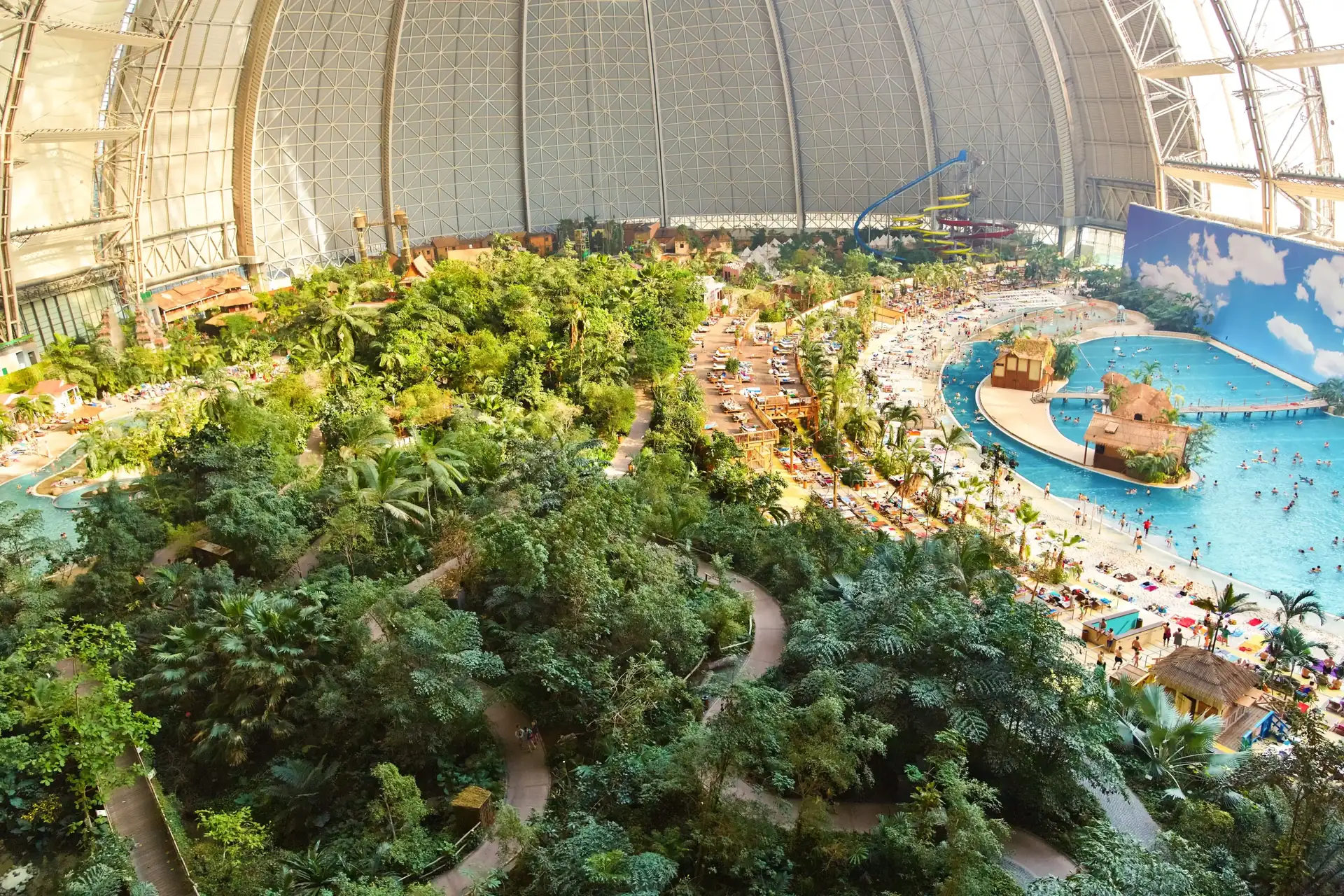 Abenteuerliche Wasserrutschen und Freizeitmöglichkeiten in einem Indoor-Wasserpark.
