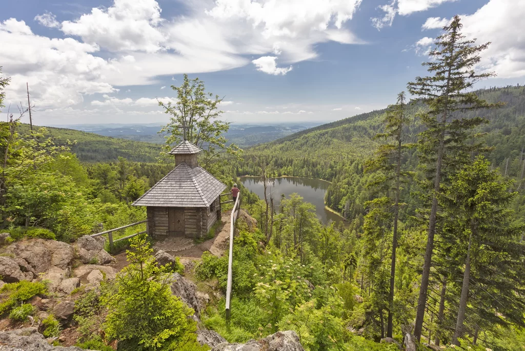 Rachelsee und Rachelkapelle im Nationalpark ein Ausflugsziel beim Urlaub im Bayerischer Wald