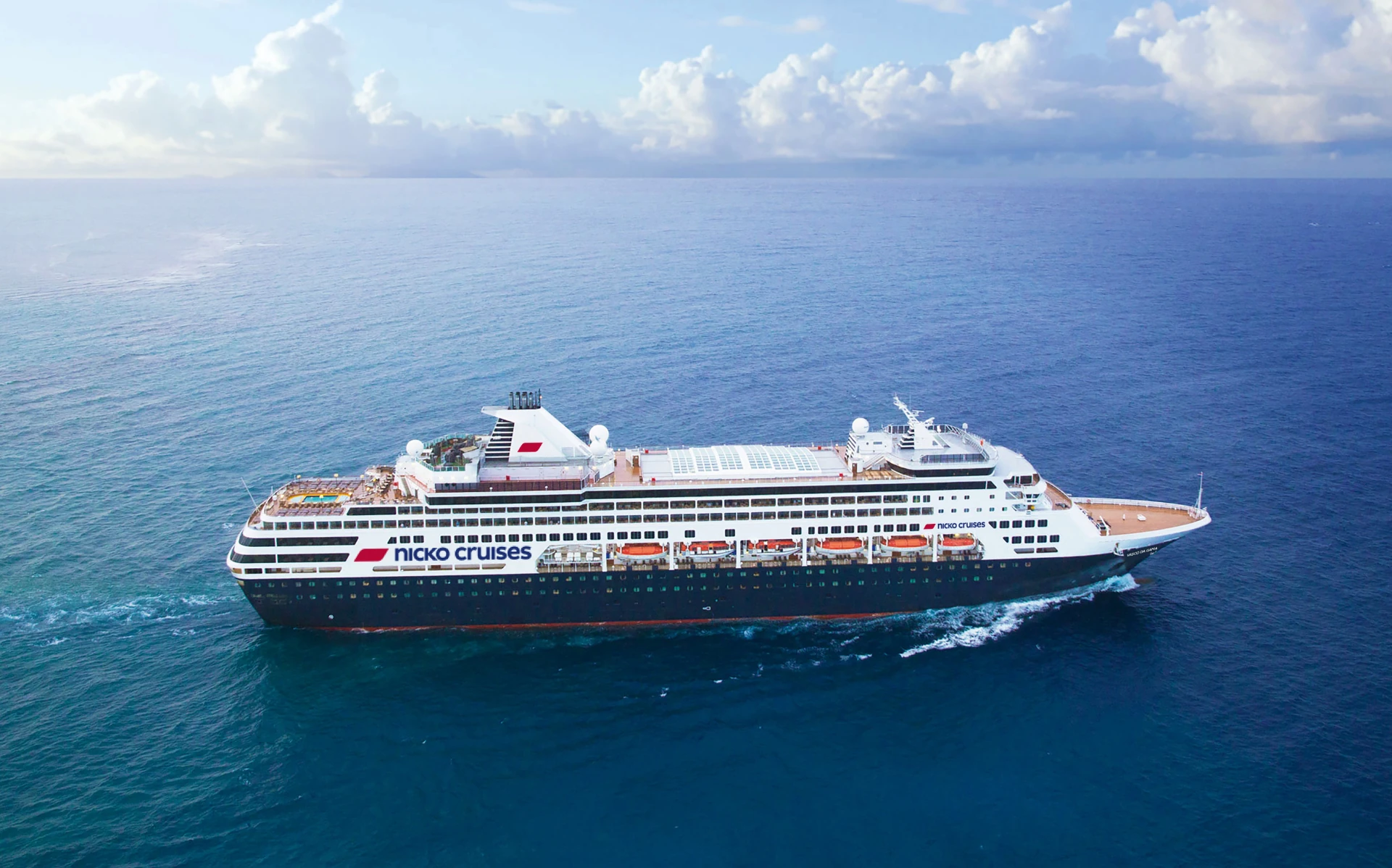 Blick auf die VASCO DA GAMA von nicko cruises auf offener See mit Wolken im Hintergrund