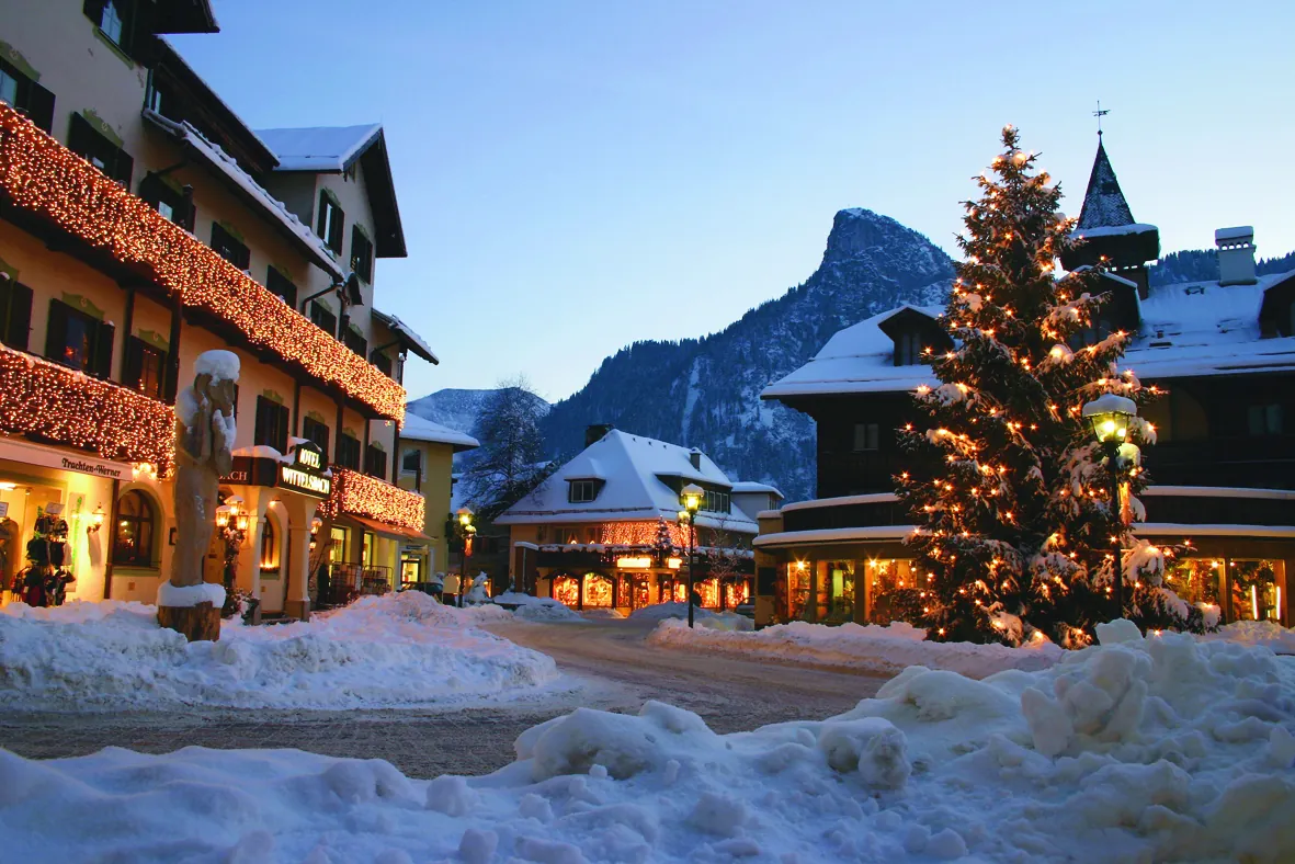 Verschneites Oberammergau, Weihnachtsbaum und Kofel