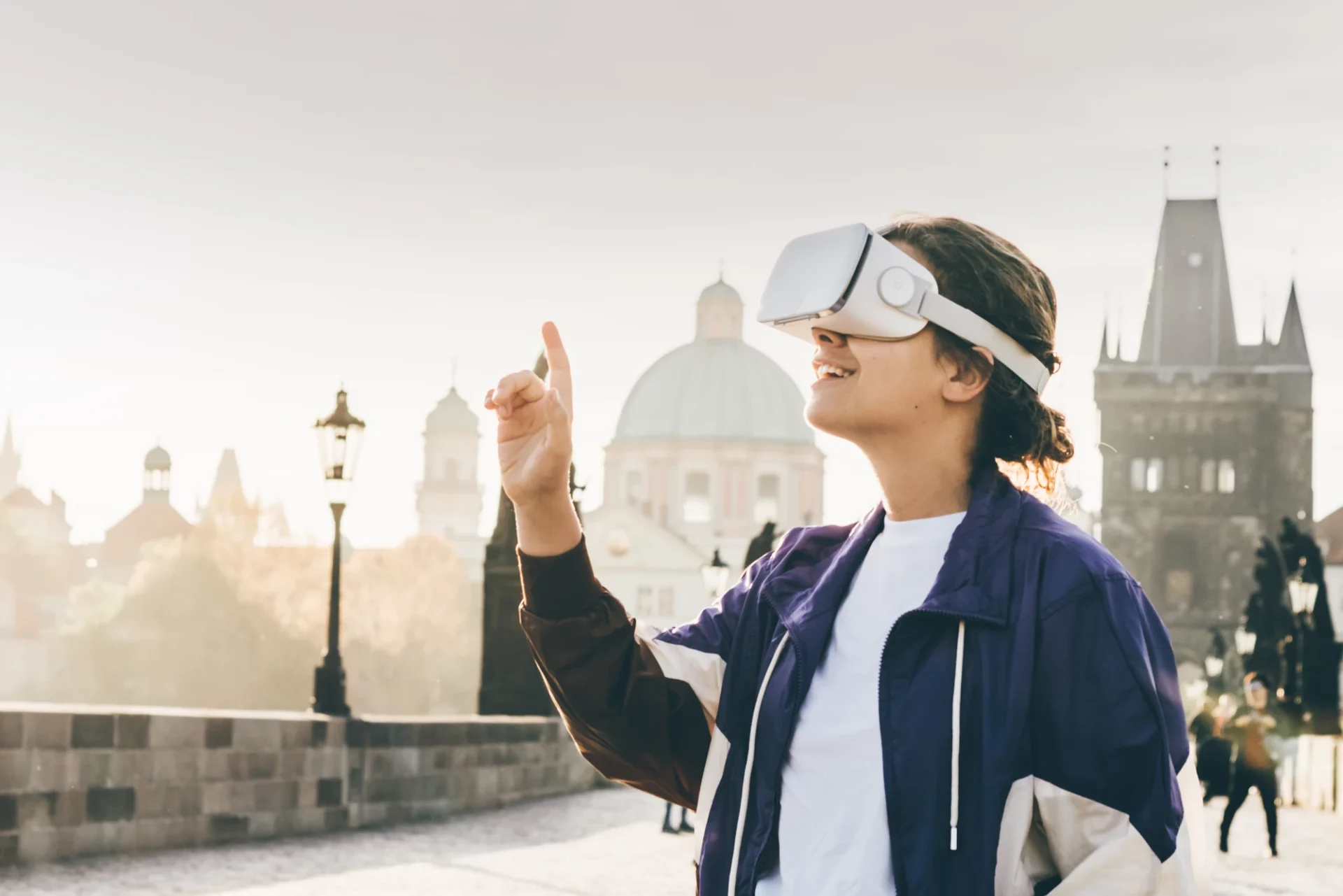 Erstaunte Frau mit VR-Brille entdeckt die Stadt