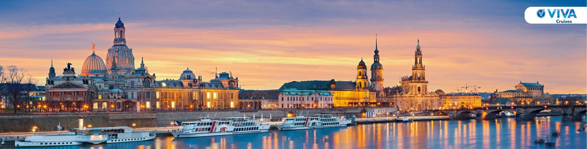 Panorama der Dresdner Altstadt mit Elbe und mehreren Ausflugsschiffen bei Sonnenuntergang