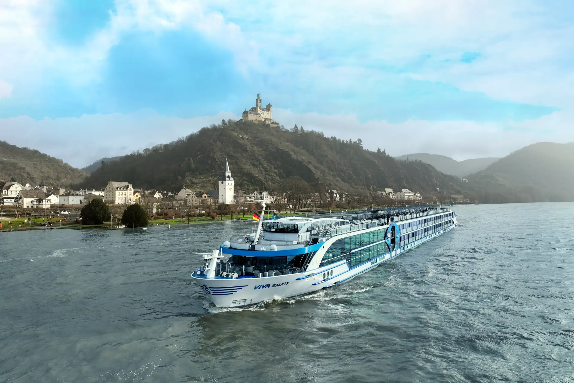 VIVA ENJOY von außen auf dem Rhein mit Ortschaft und Burg im Hintergrund