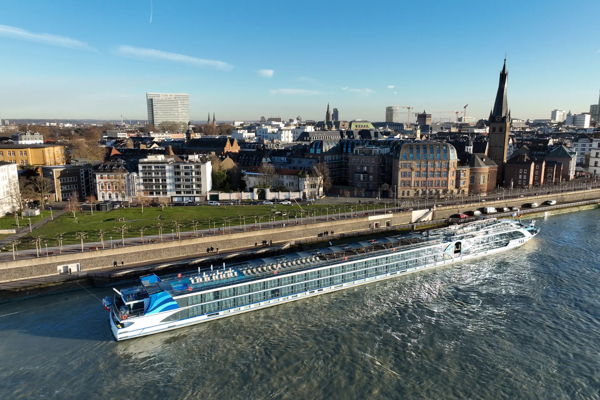 Das Flussschiff VIVA ENJOY von oben bei Sonnenschein am Anleger in Düsseldorf