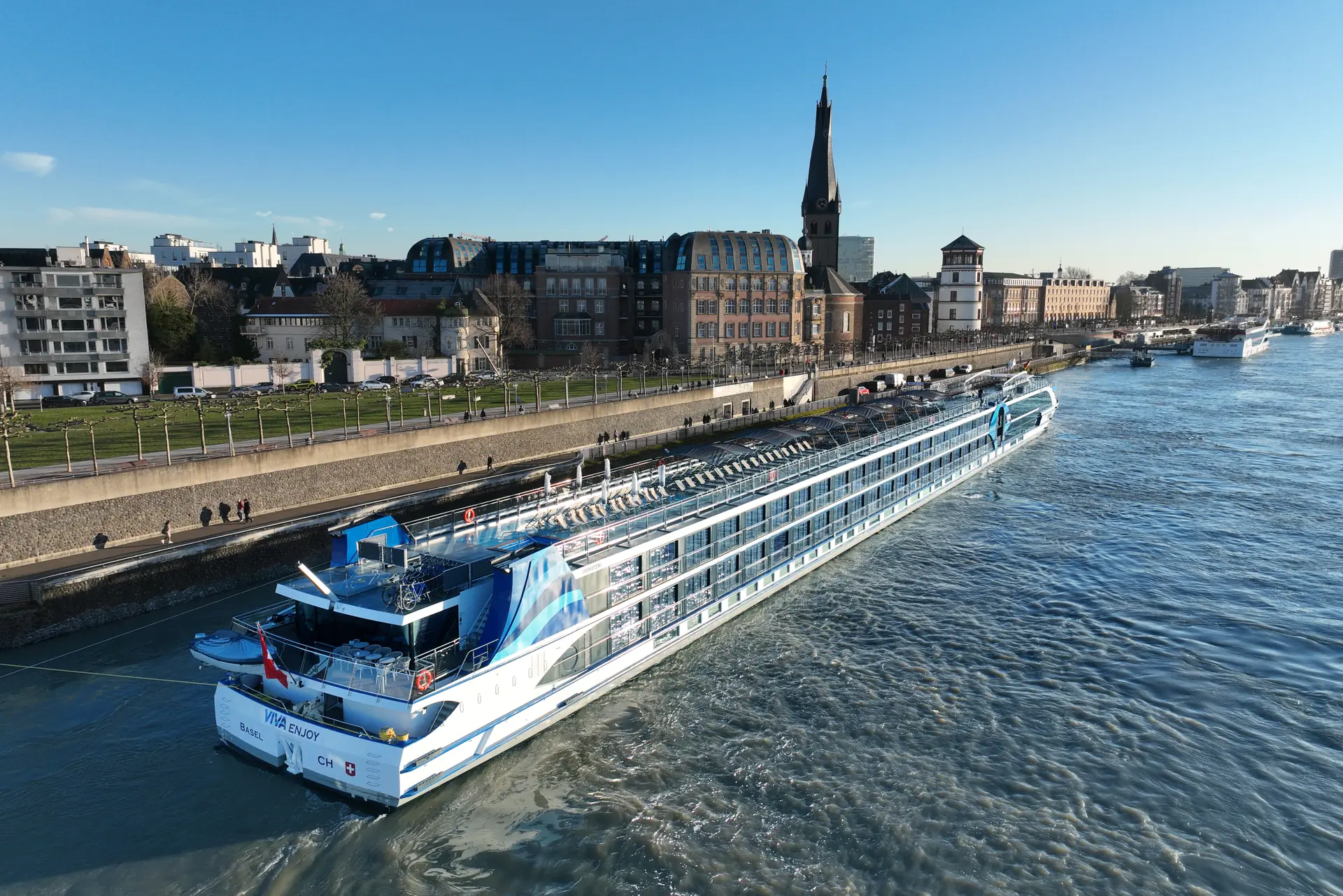 Das Flussschiff VIVA ENJOY von oben und hinten bei Sonnenschein am Anleger in Düsseldorf