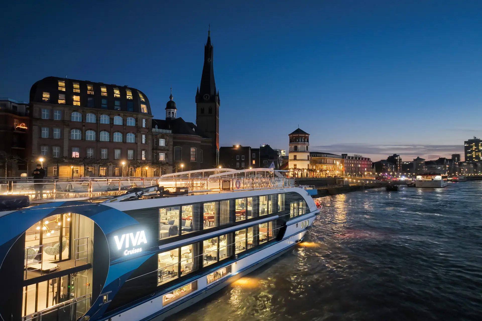 VIVA ENJOY auf dem Rhein in Düsseldorf bei Nacht