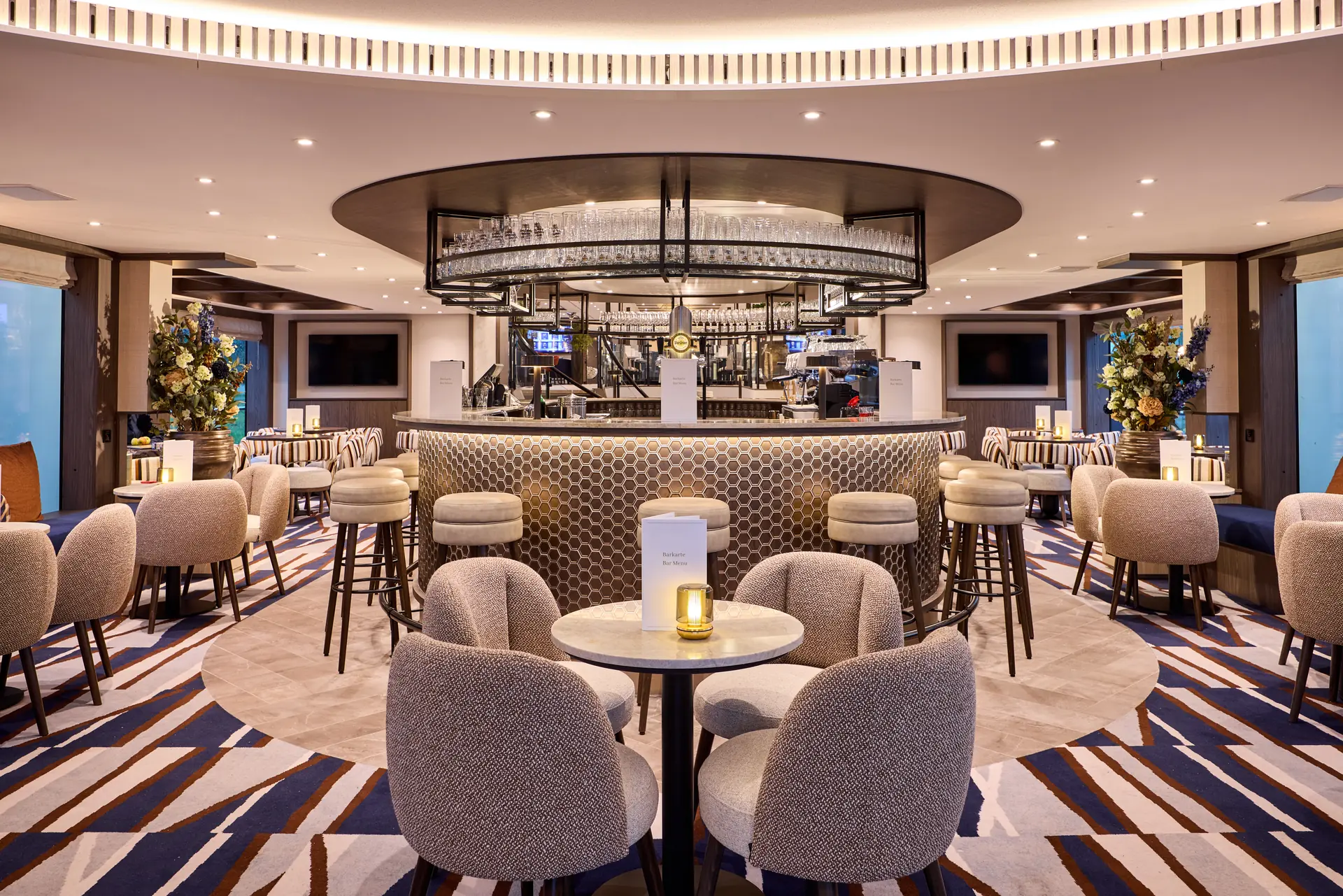 Bar auf der VIVA ENJOY, Bartresen und Tische