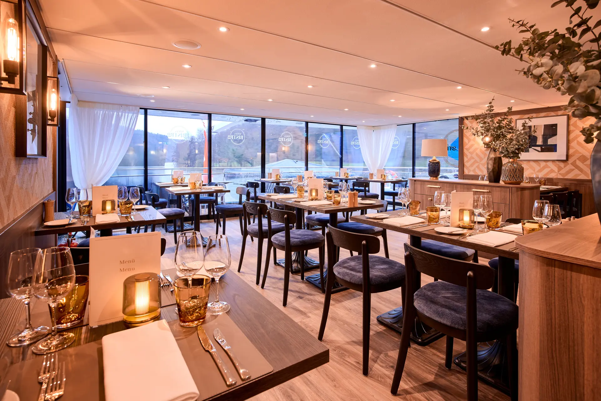 Bistro auf der VIVA ENJOY, Tische und Blick aus den Fenstern