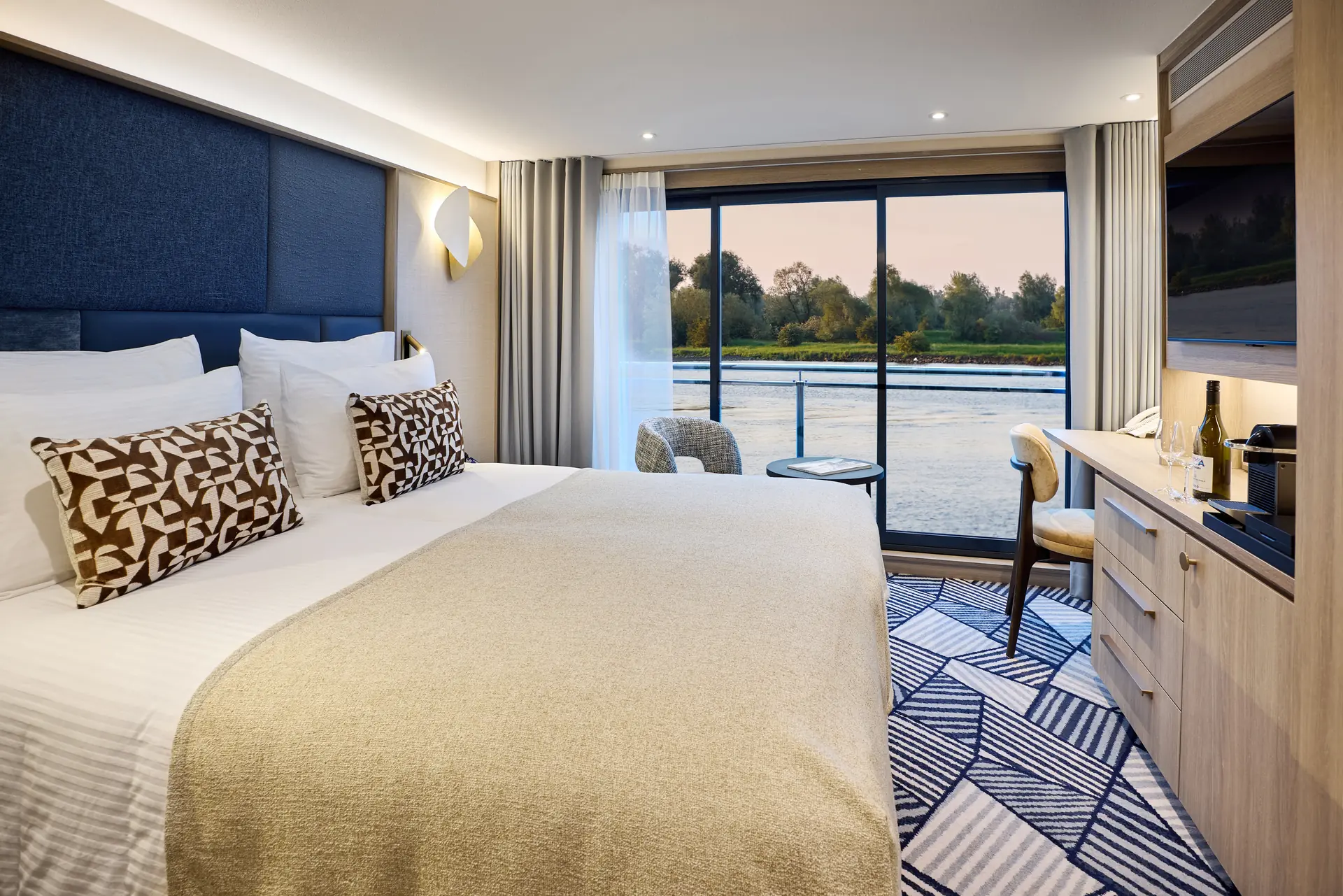 Kabine mit französischem Balkon auf der VIVA ENJOY, Doppelbett