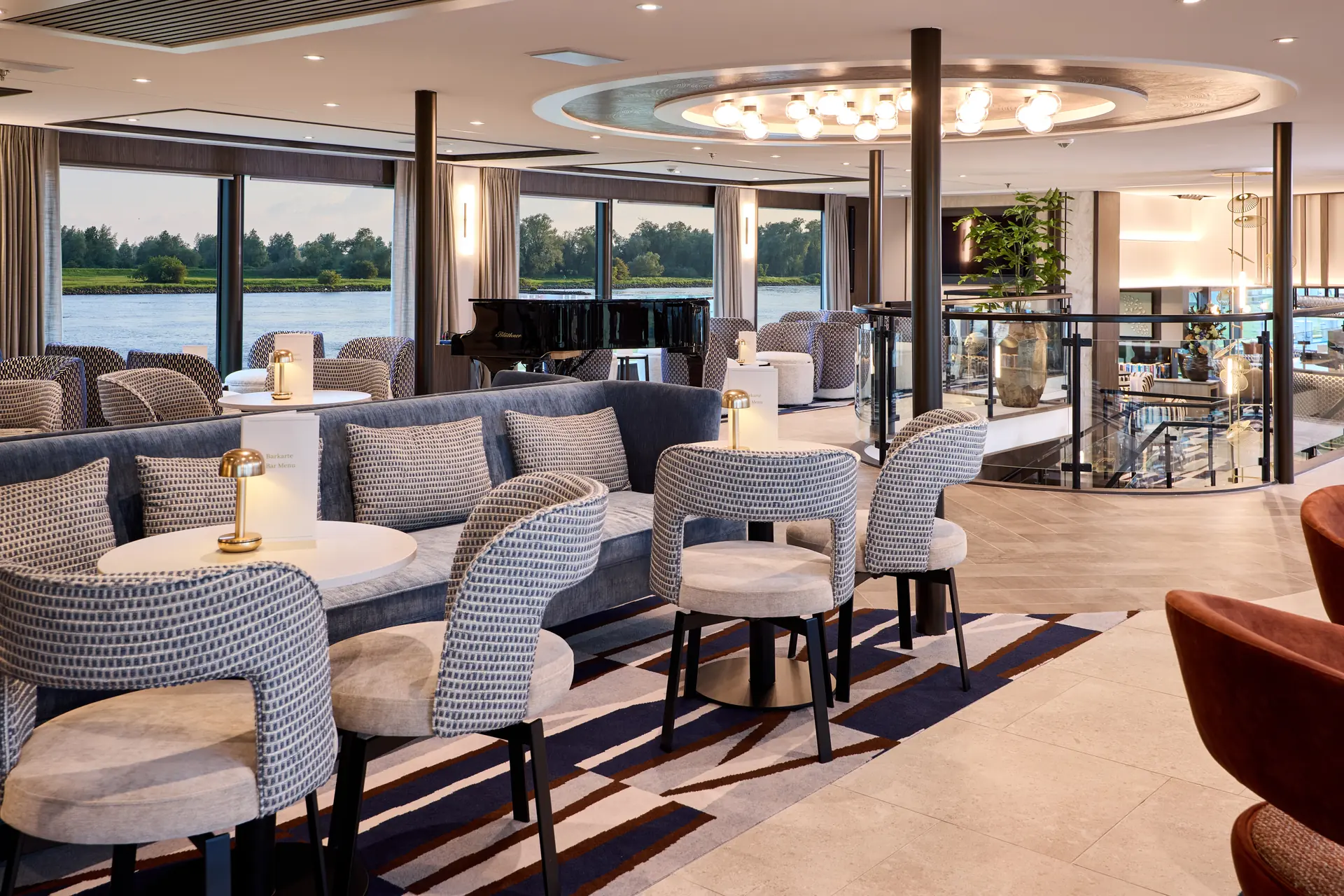 Lounge auf der VIVA ENJOY, Sitzgelegenheiten und Blick aus den Fenstern