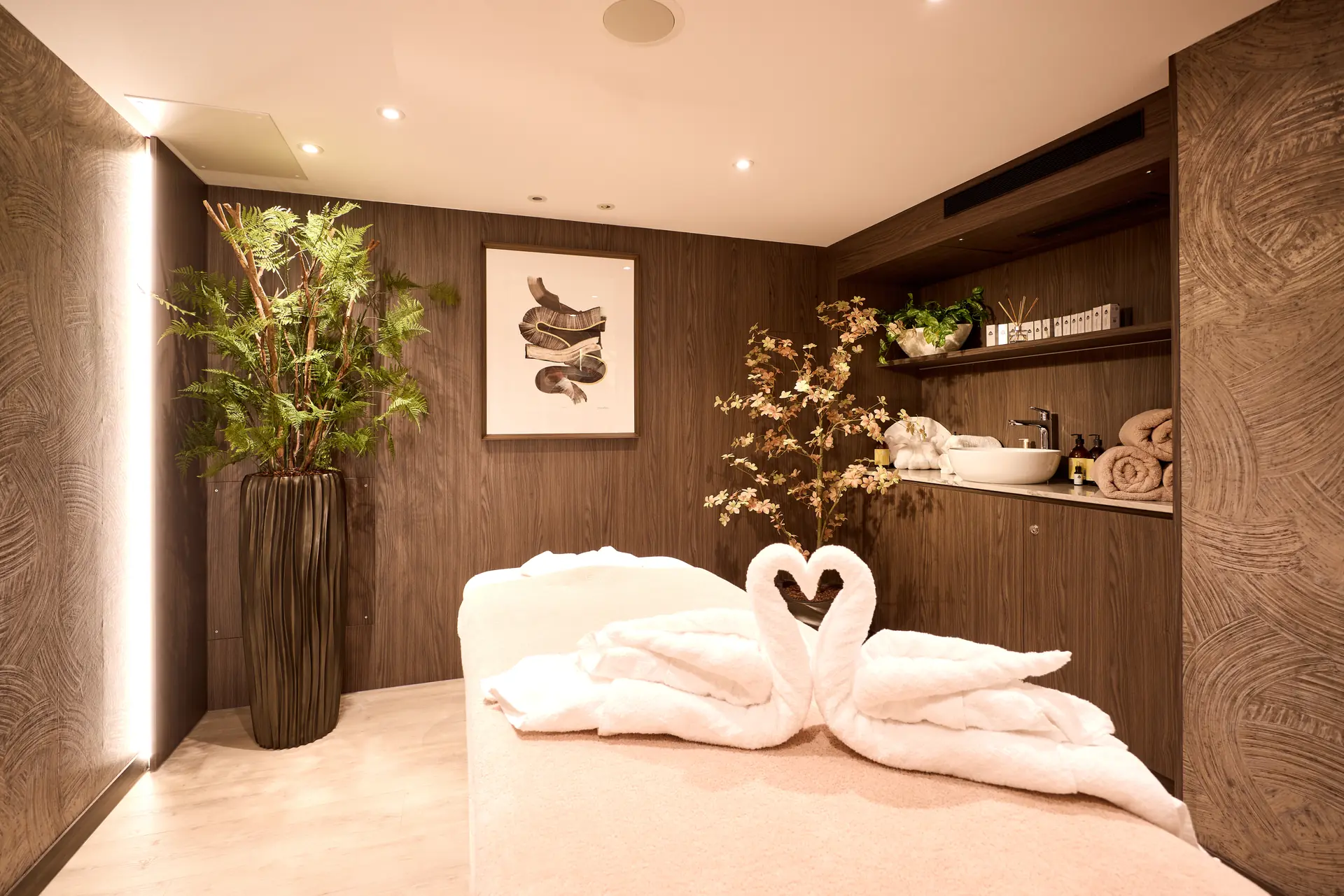 Massagebereich auf der VIVA ENJOY, aus Handtüchern gefaltete Schwäne auf Massageliege