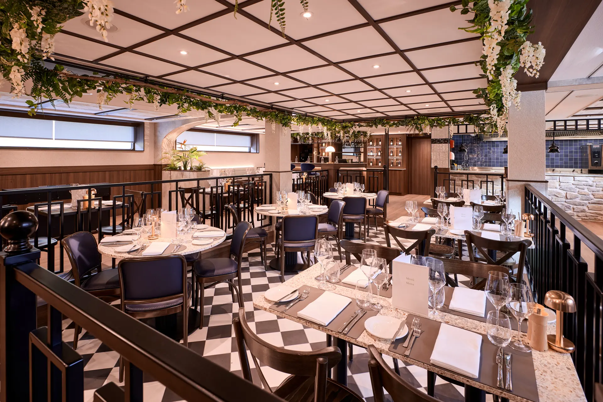 Restaurant MOMENTS auf der VIVA ENJOY, gedeckte Tische und Schachbrettmuster auf Fußboden