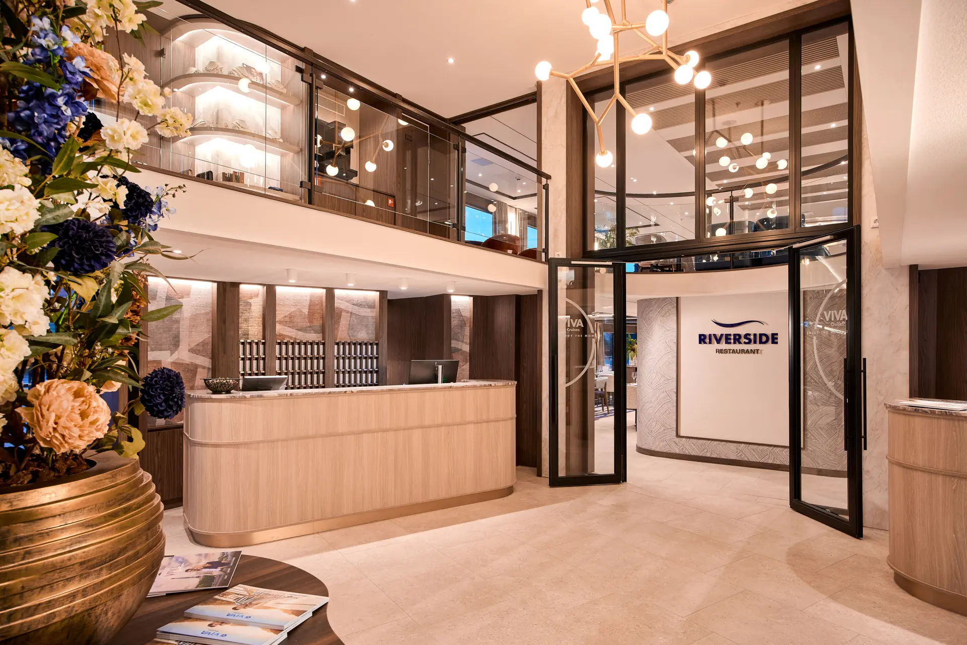 Rezeption auf der VIVA ENJOY mit Blick zum Eingang des Riverside Restaurants
