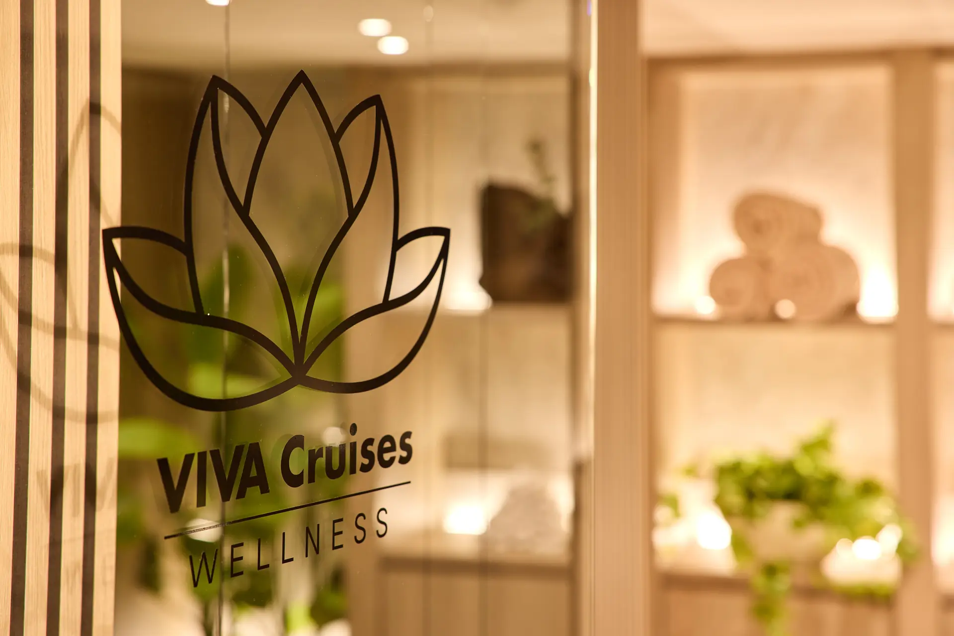 Yoga im Wellnessbereich auf der VIVA ENJOY, Eingangsbereich mit VIVA Cruises Wellness Logo an der Glastür