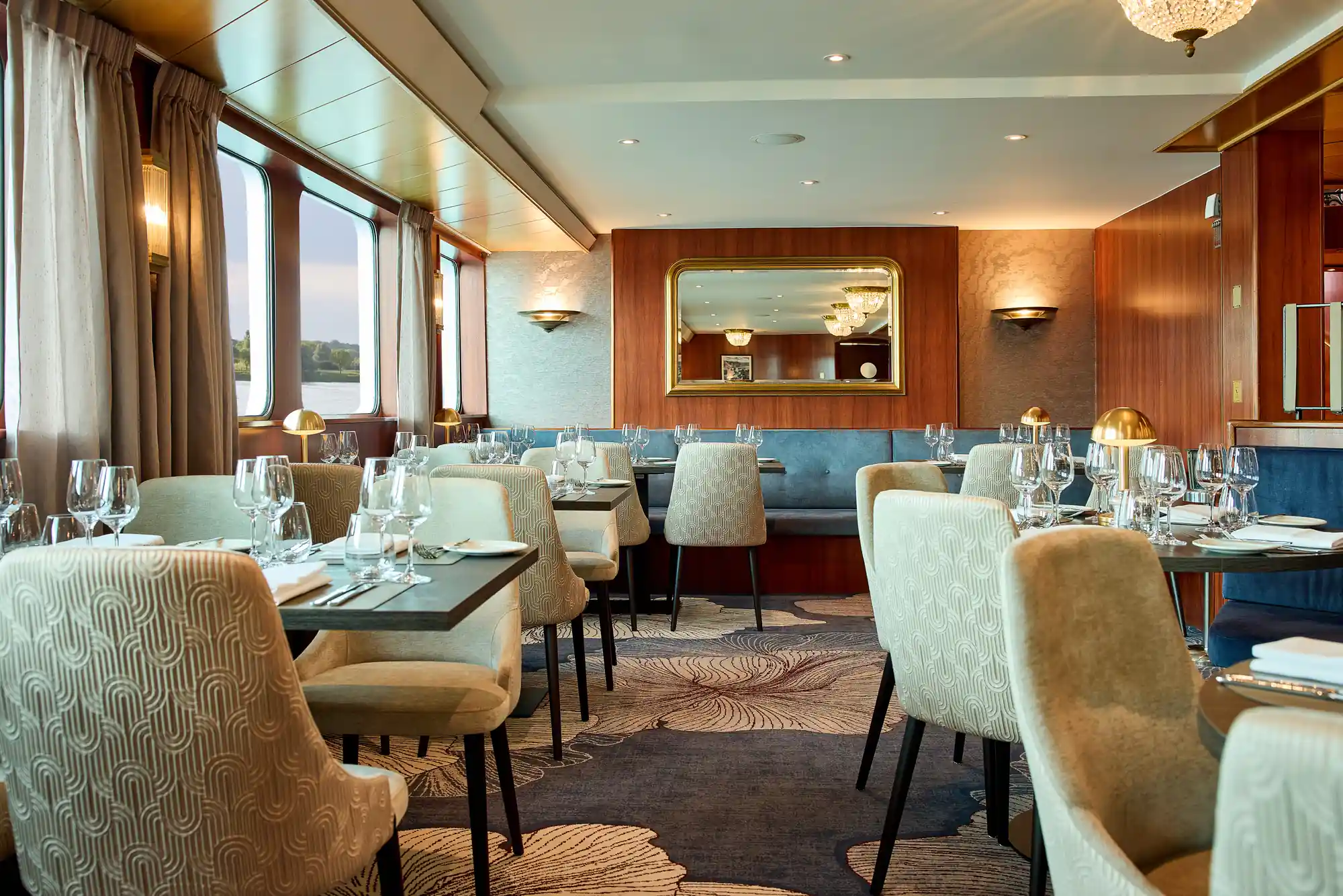 Gemütliche Atmosphäre in einem Restaurant mit warmen Licht und geschmackvoller Dekoration.