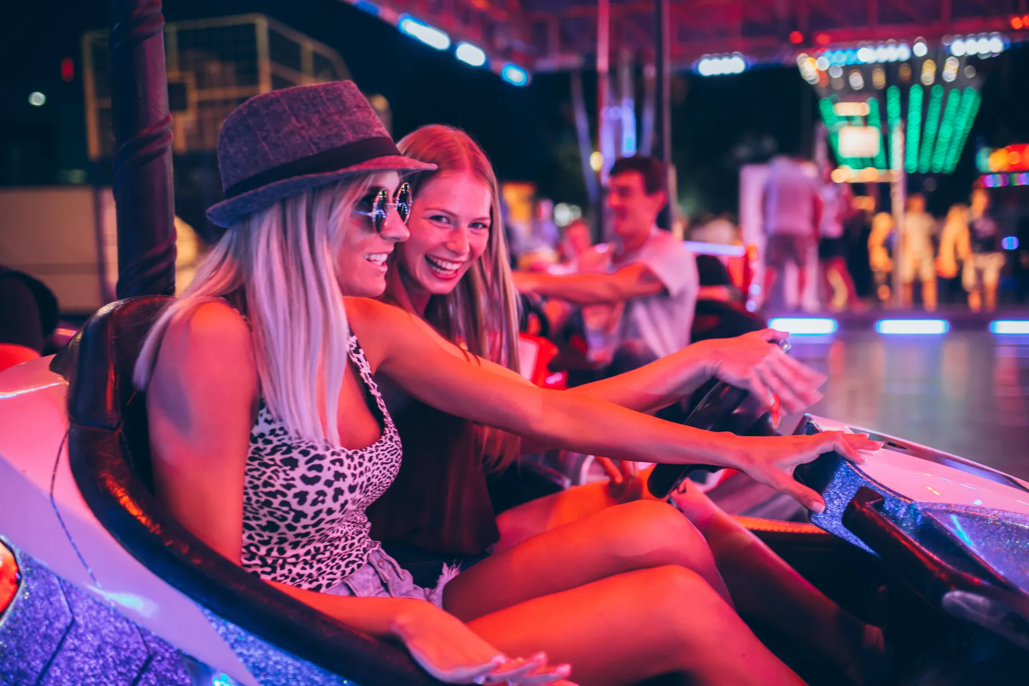 Autoscooter fahren auf Volksfest