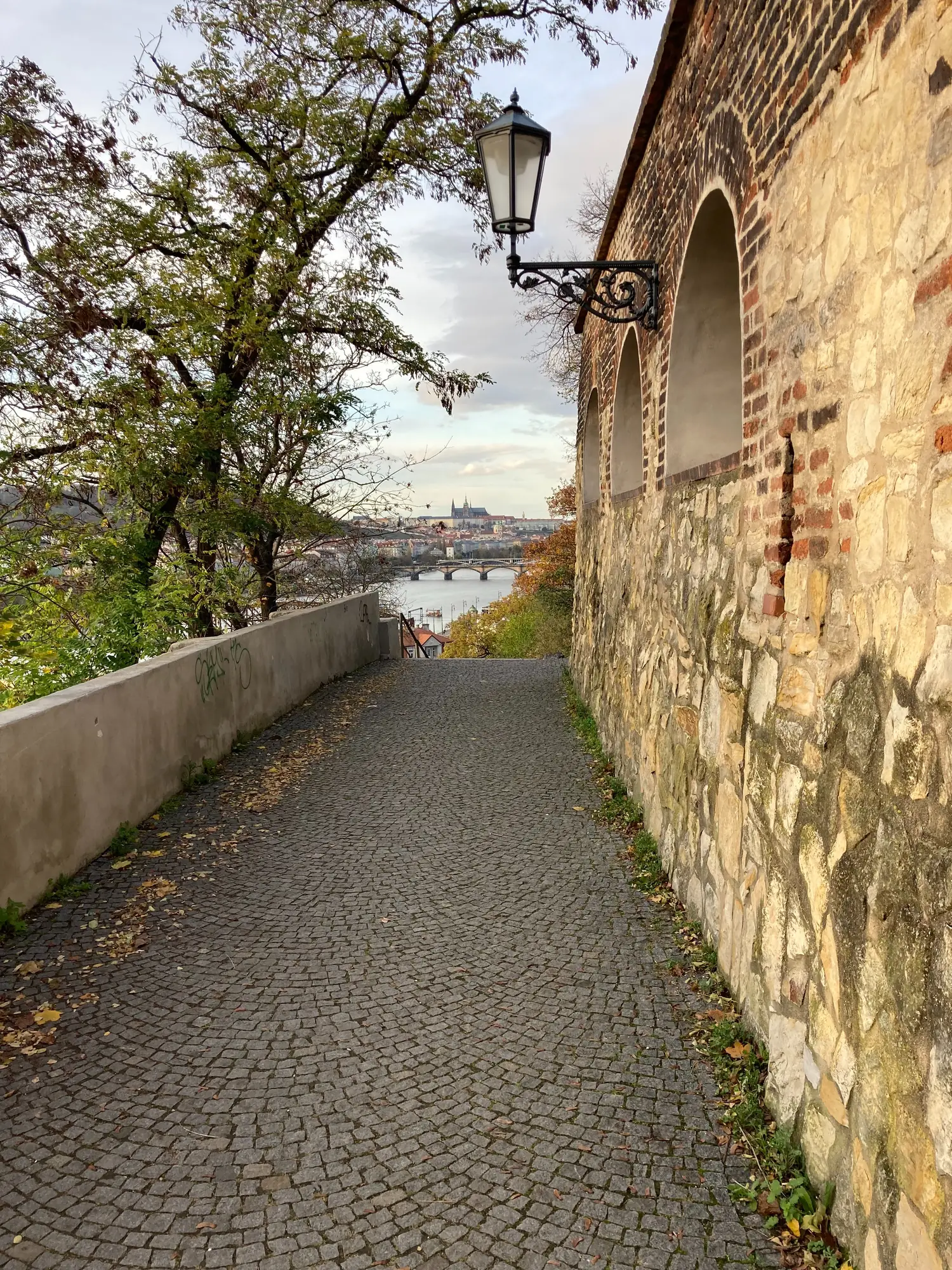 Der Vyšehrad (auch als Prager Hochburg bekannt), ein frühmittelalterlicher Burgwall südlich der Neustadt Prags. Es handelt sich hierbei um einen beliebten Aussichtspunkte in der tschechischen Hauptstadt.