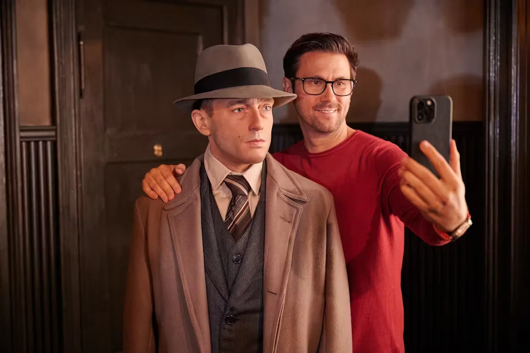 Wachsfigurenkabinett Madame Tussauds Berlin - Volker Bruch als Gereon Rath aus der TV-Serie Babylon Berlin