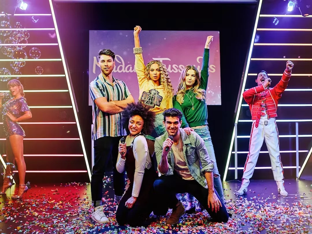 Wachsfigurenkabinett Madame Tussauds London - Beyoncé, Taylor Swift und Freddy Mercury singend mit anderen Personen