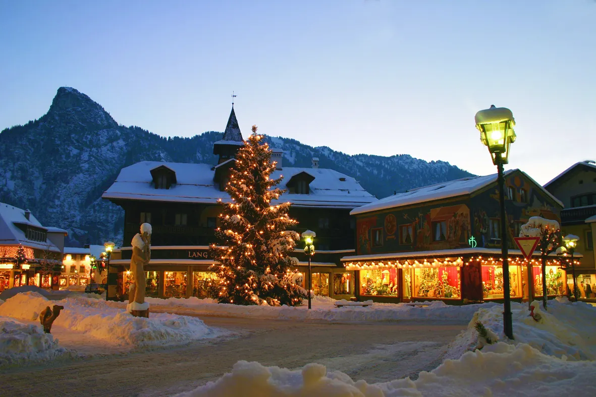 Weihnachtsbaum in Oberammergau mit Kofel im Hintergrund