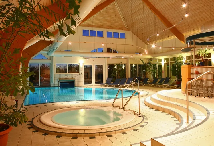 Wellnesshotel Rügen im Aedenlife Hotel & Resort - beleuchter Pool und Whirlpool am Abend