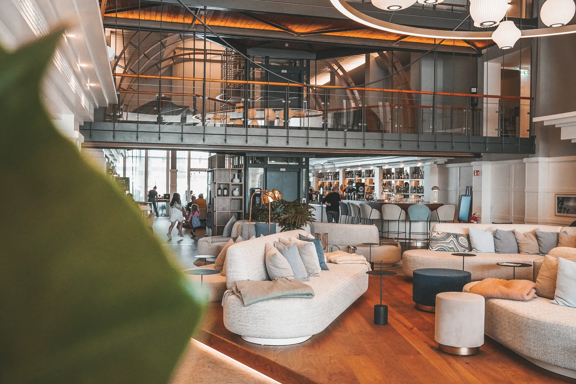 Wellnesshotel Rügen im Aedenlife Hotel & Resort - Lobby mit gemütlicher Sitzecke und Bar