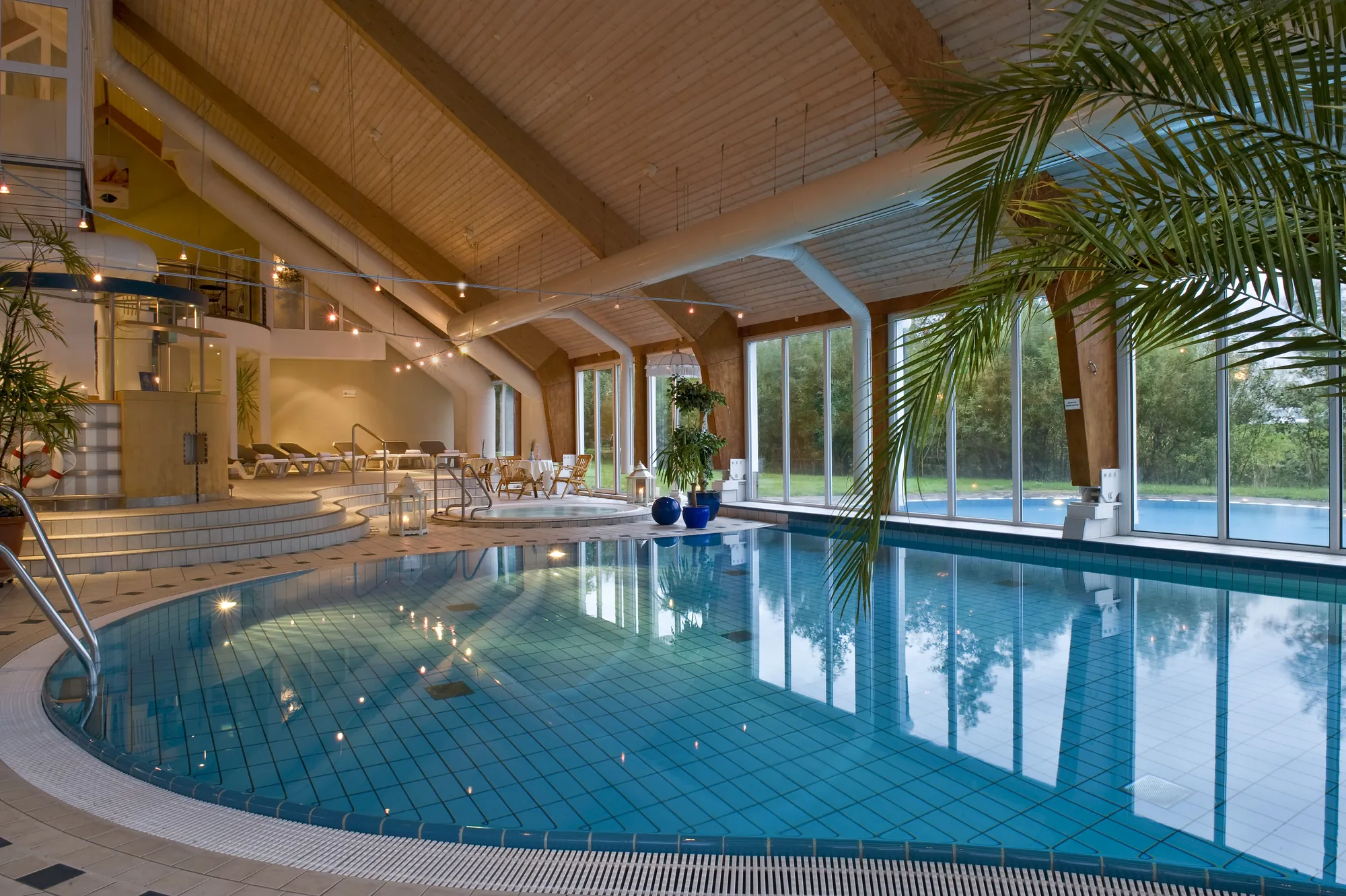 Wellnesshotel Rügen im Aedenlife Hotel & Resort - Innenpool mit Whirlpool