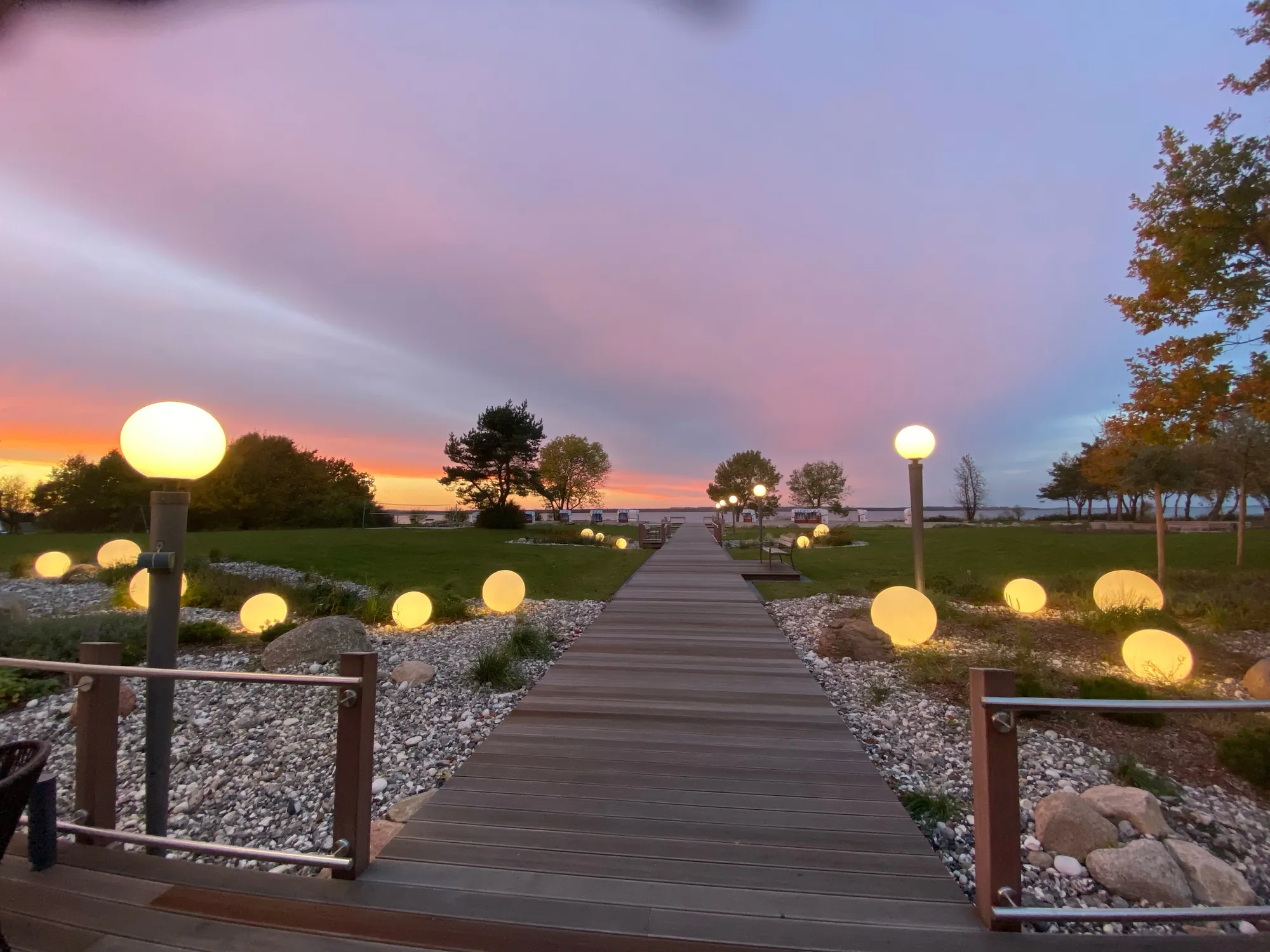 Wellnesshotel Rügen im Aedenlife Hotel & Resort - Steg zum Meer in der Abenddämmerung