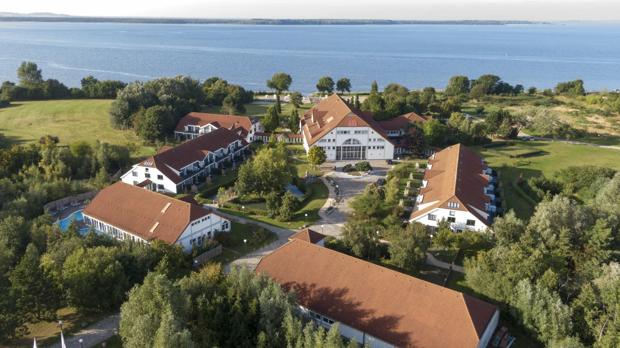 Wellnesshotel Rügen im Aedenlife Hotel & Resort - Vogelperspektive auf die Hotelanlage und Ostsee