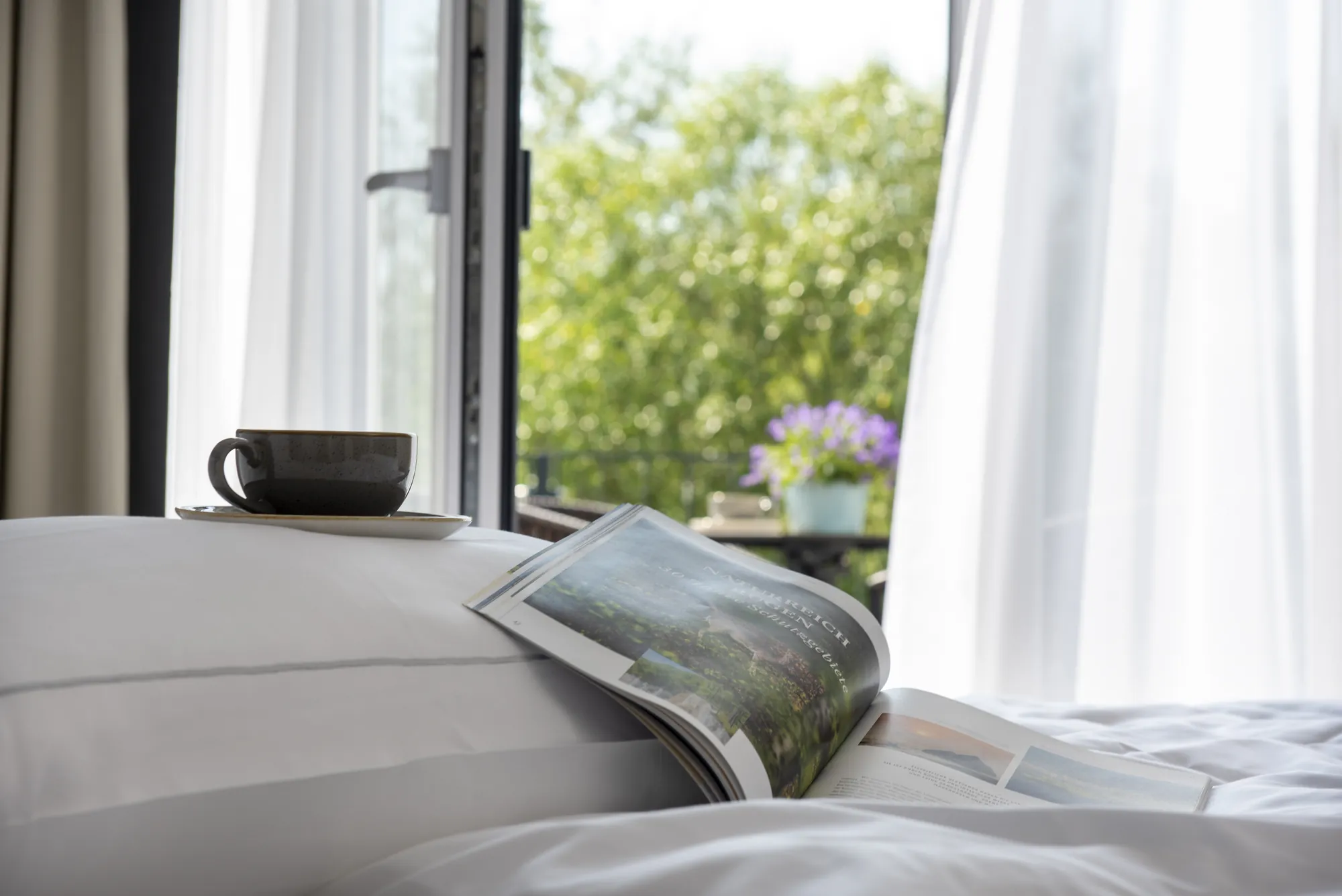 Wellnesshotel Rügen im Aedenlife Hotel & Resort - Zimmerbeispiel mit Blick vom Bett auf die Terrasse