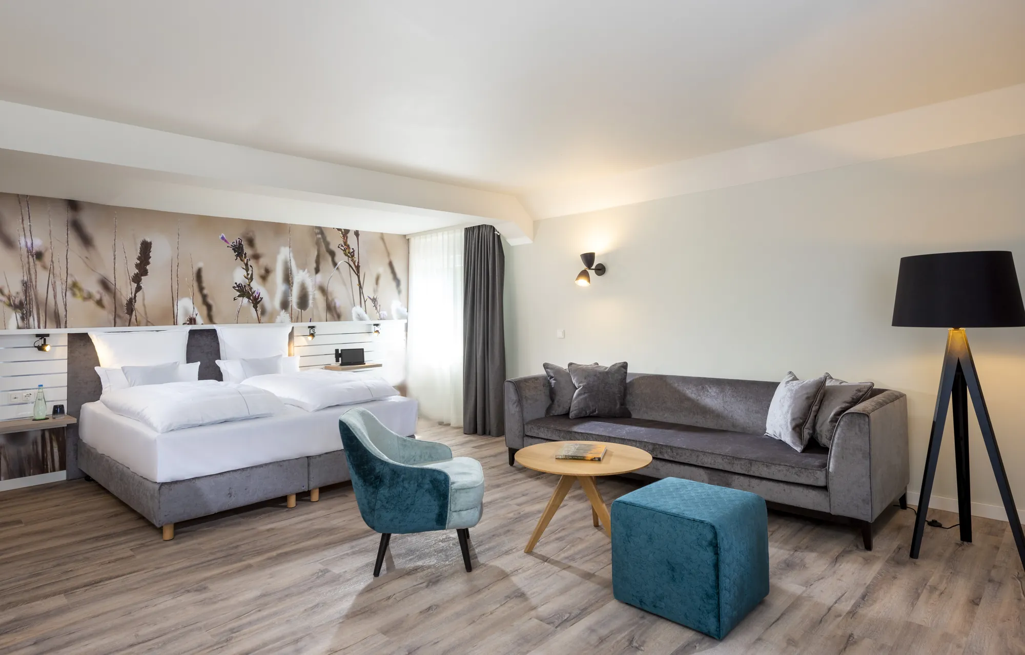 Wellnesshotel Rügen im Aedenlife Hotel & Resort - Zimmerbeispiel mit Bett, Sofa