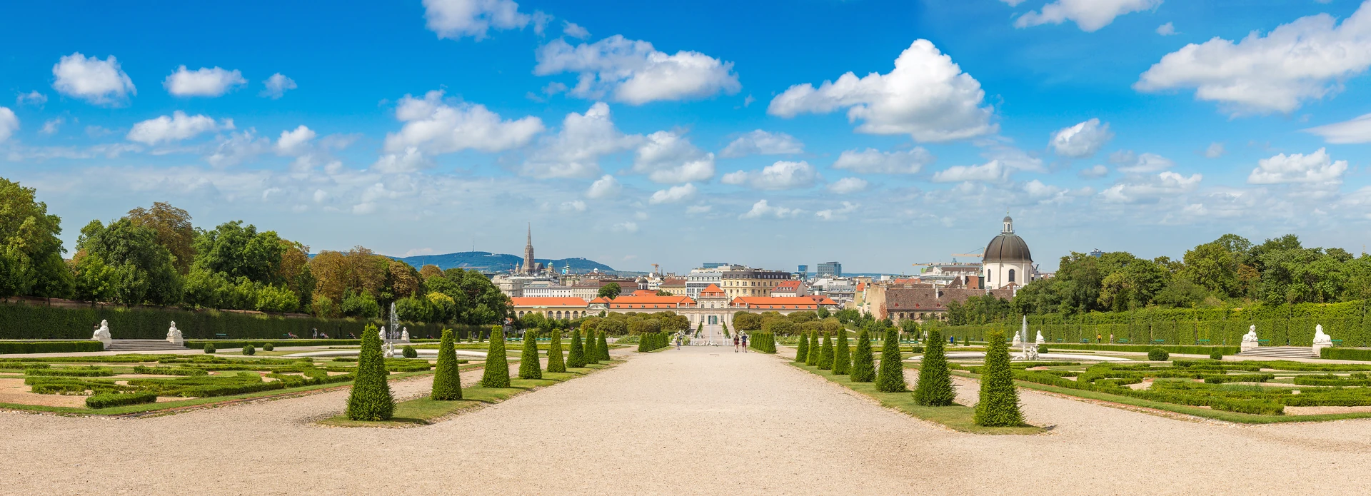 Schloss Belvedere mit Garten im Vordergrund