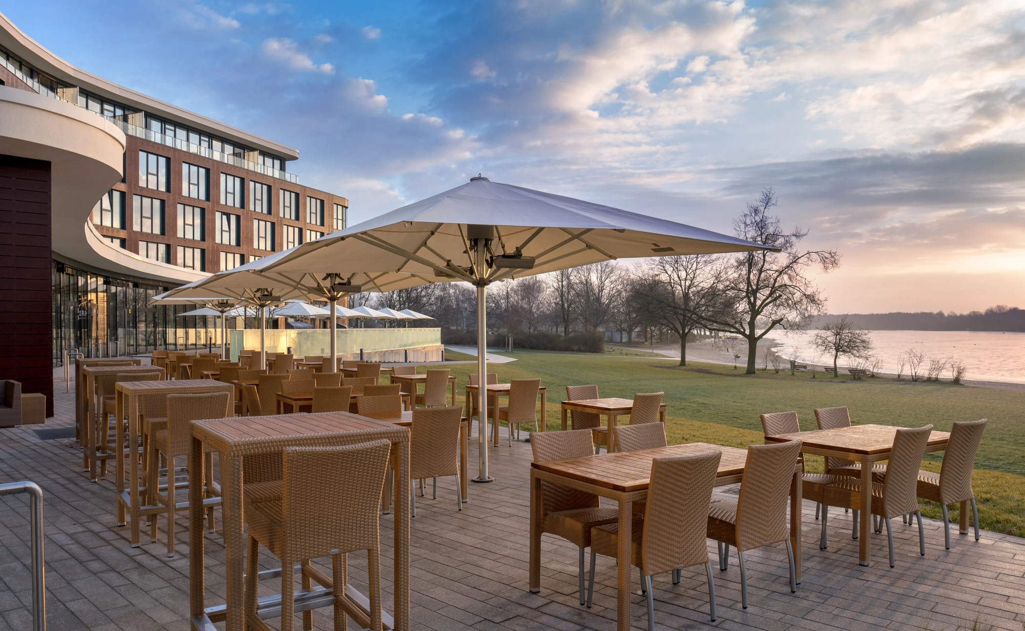 wolfsburg-courtyard-by-marriott-terrasse