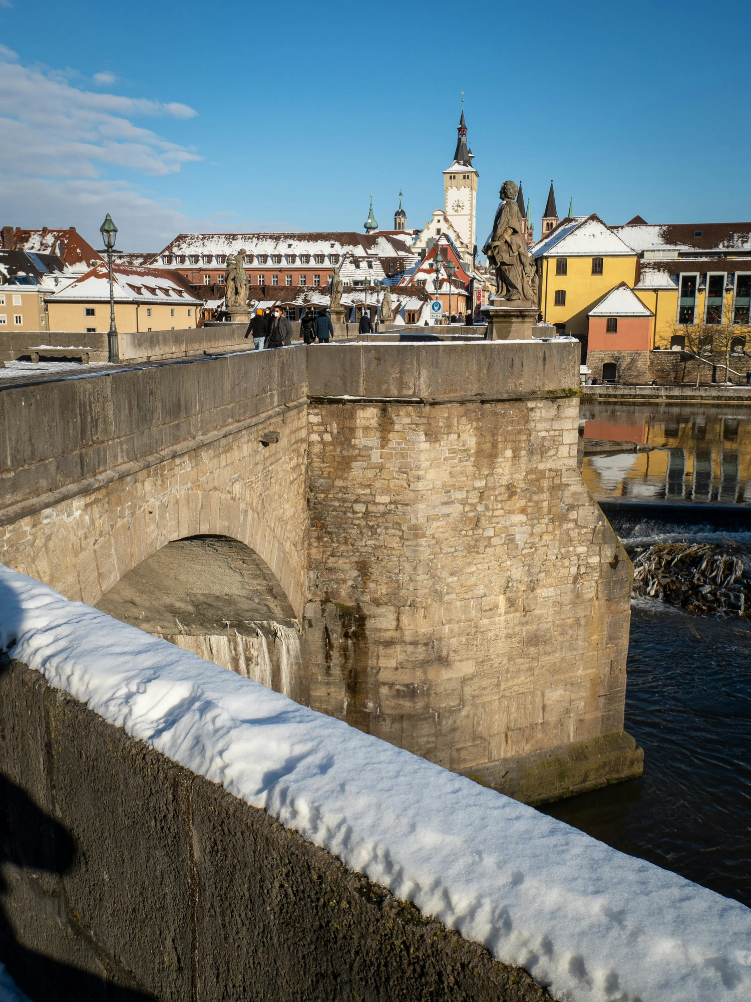 Mauer mit Denkmal in Würzburg.