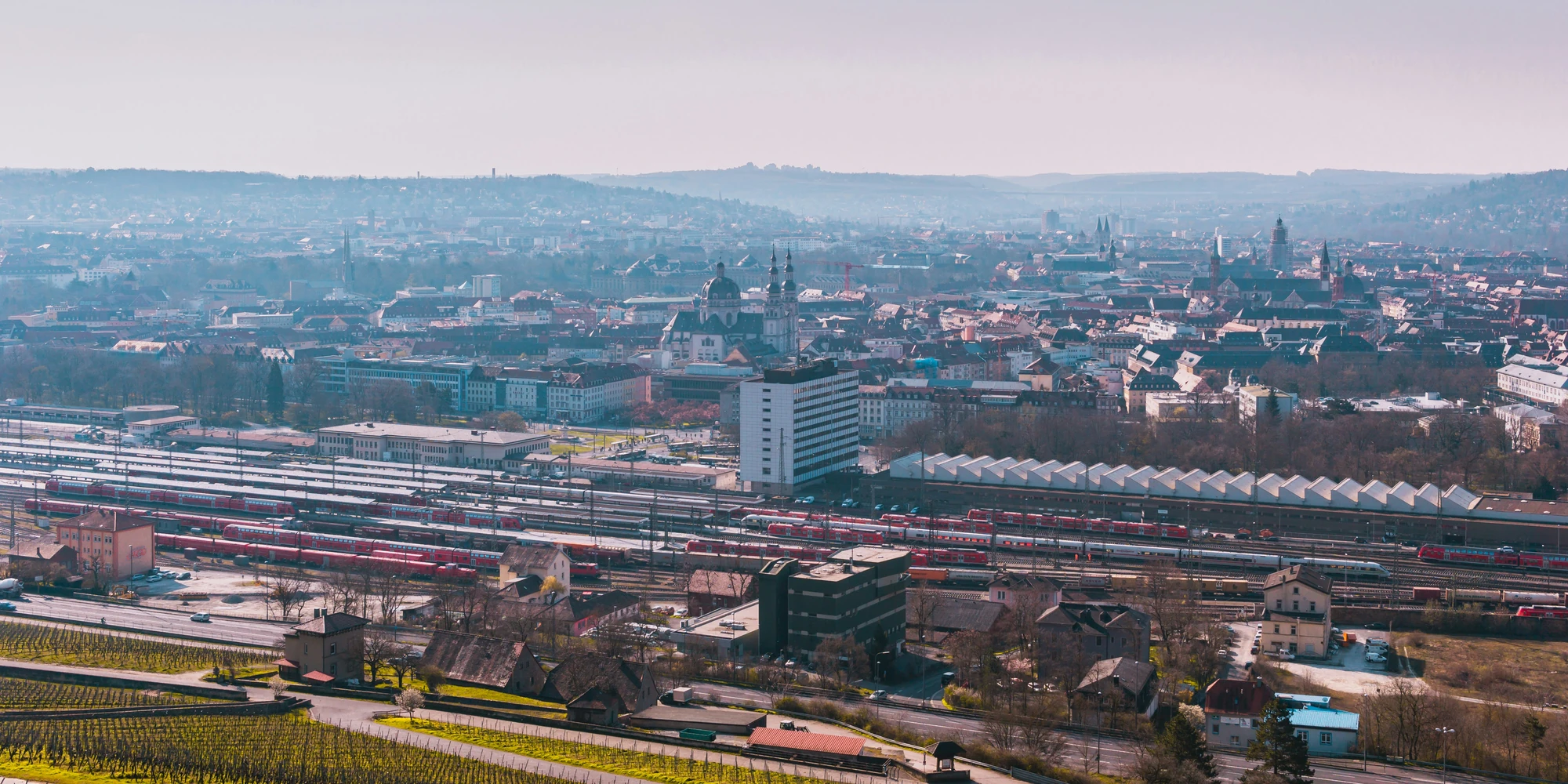 Städtereise Würzburg zeigt die Perspektive von oben von Würzburg, die Stadt mit ihrem beeindruckenden Verkehrsnetz, Industriegebieten und Sehenswürdigkeiten.