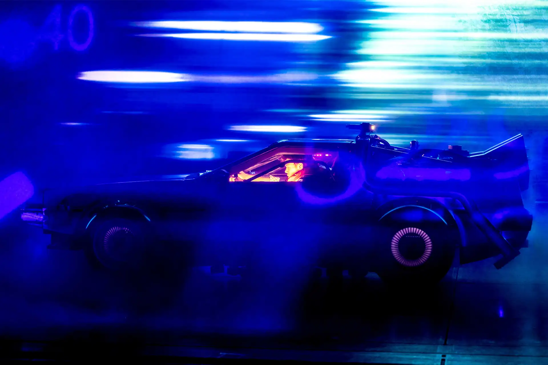 Zurück in die Zukunft – Das Musical, Szenenmotiv: Marty McFly im DeLorean von der Seite (UK Cast).
