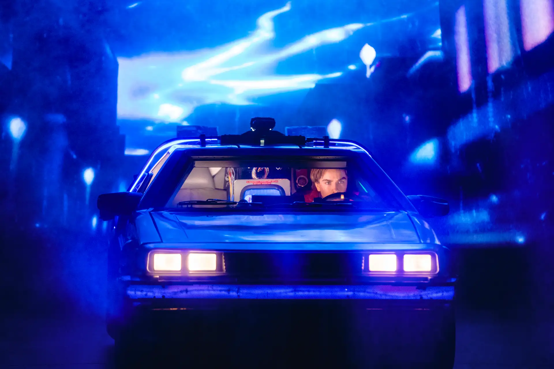 Zurück in die Zukunft – Das Musical, Szenenmotiv: Marty McFly im DeLorean von vorn (UK Cast).