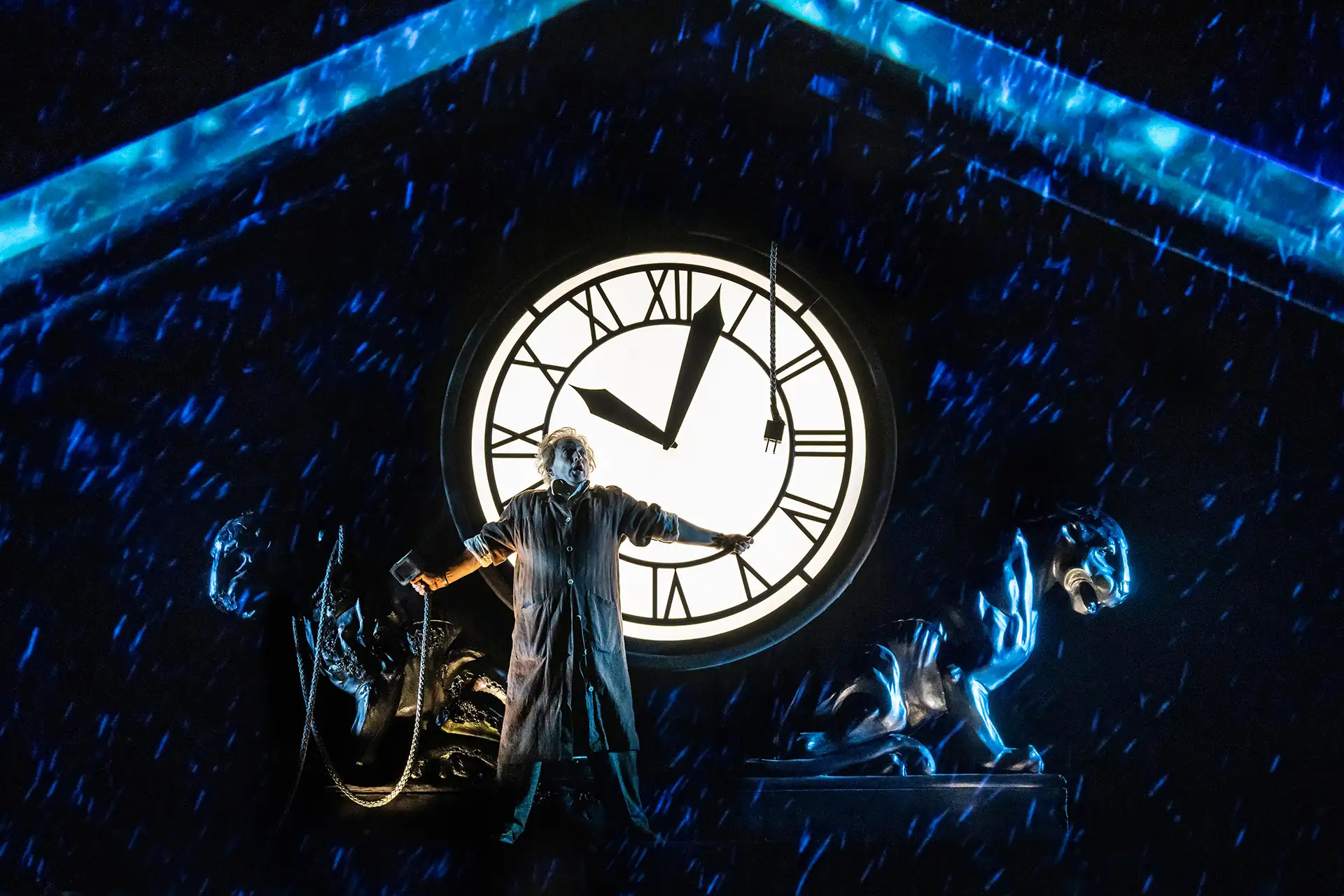 Zurück in die Zukunft – Das Musical, Szenenmotiv: Doc Brown steht in der Nacht vor der Uhr am Rathaus (UK Cast).