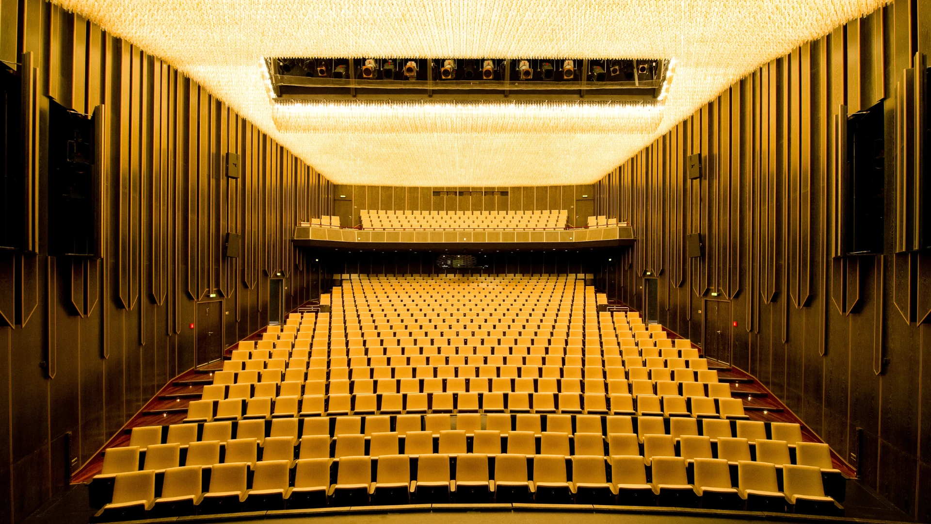 Großer Saal mit leeren Reihen von Sitzen