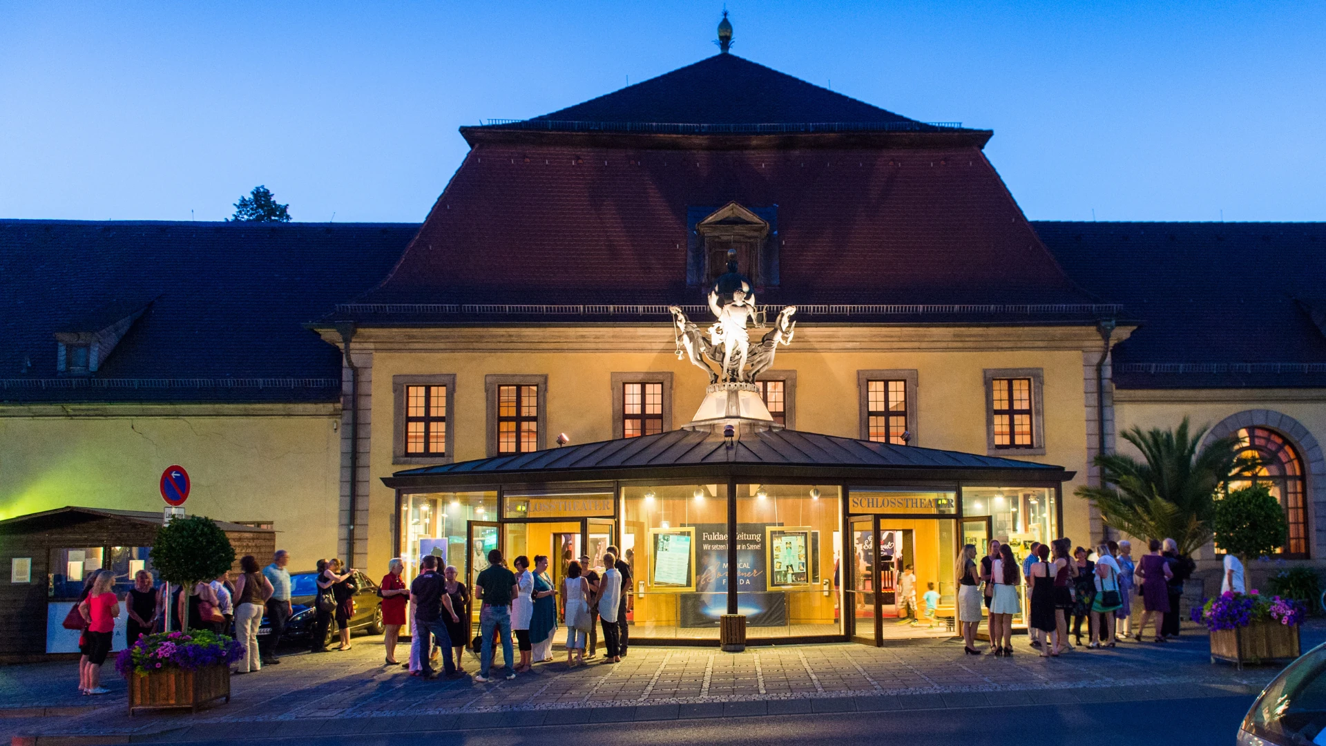Eingang des Schlosstheaters mit vielen Zuschauern